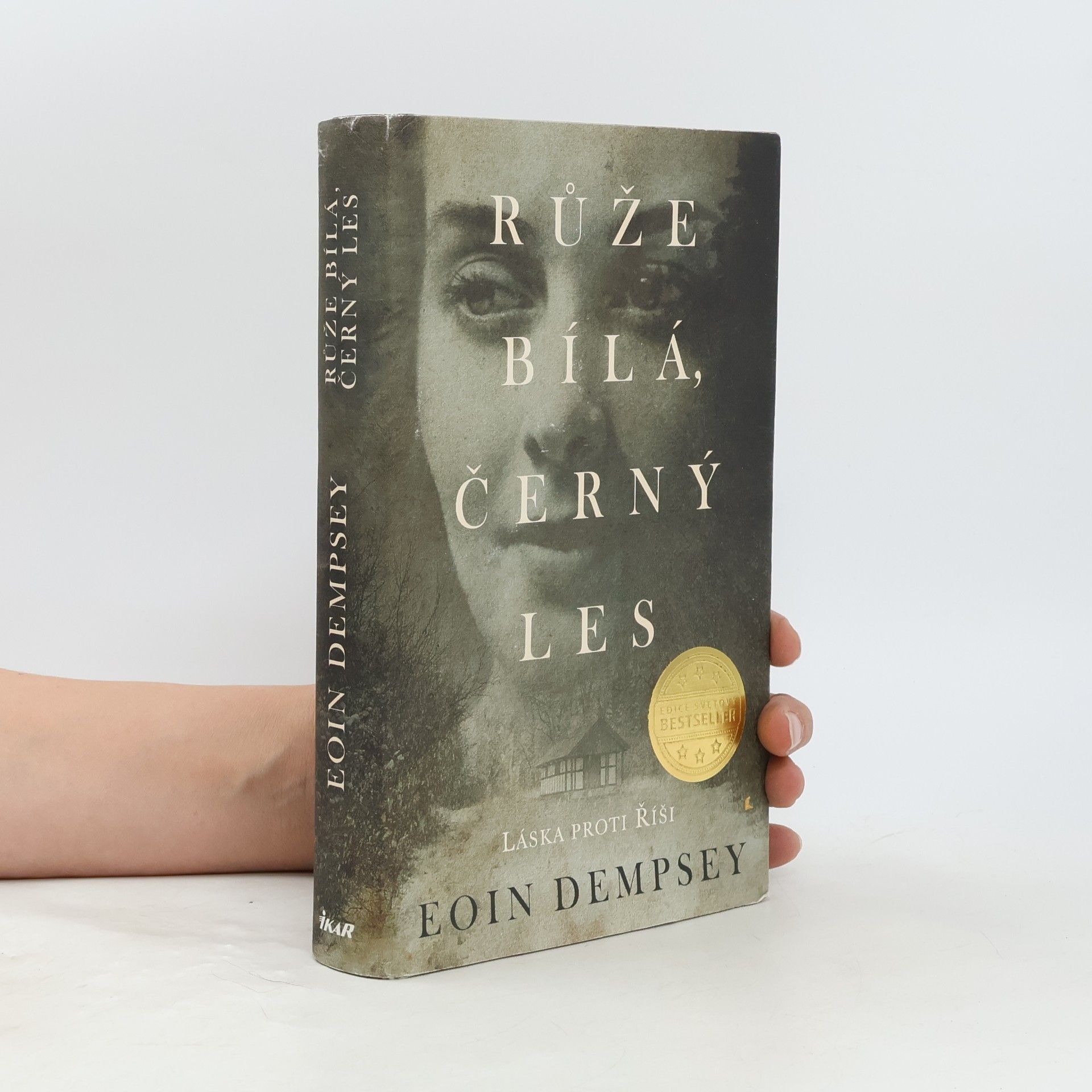 Eoin Dempsey Růže bílá, černý les