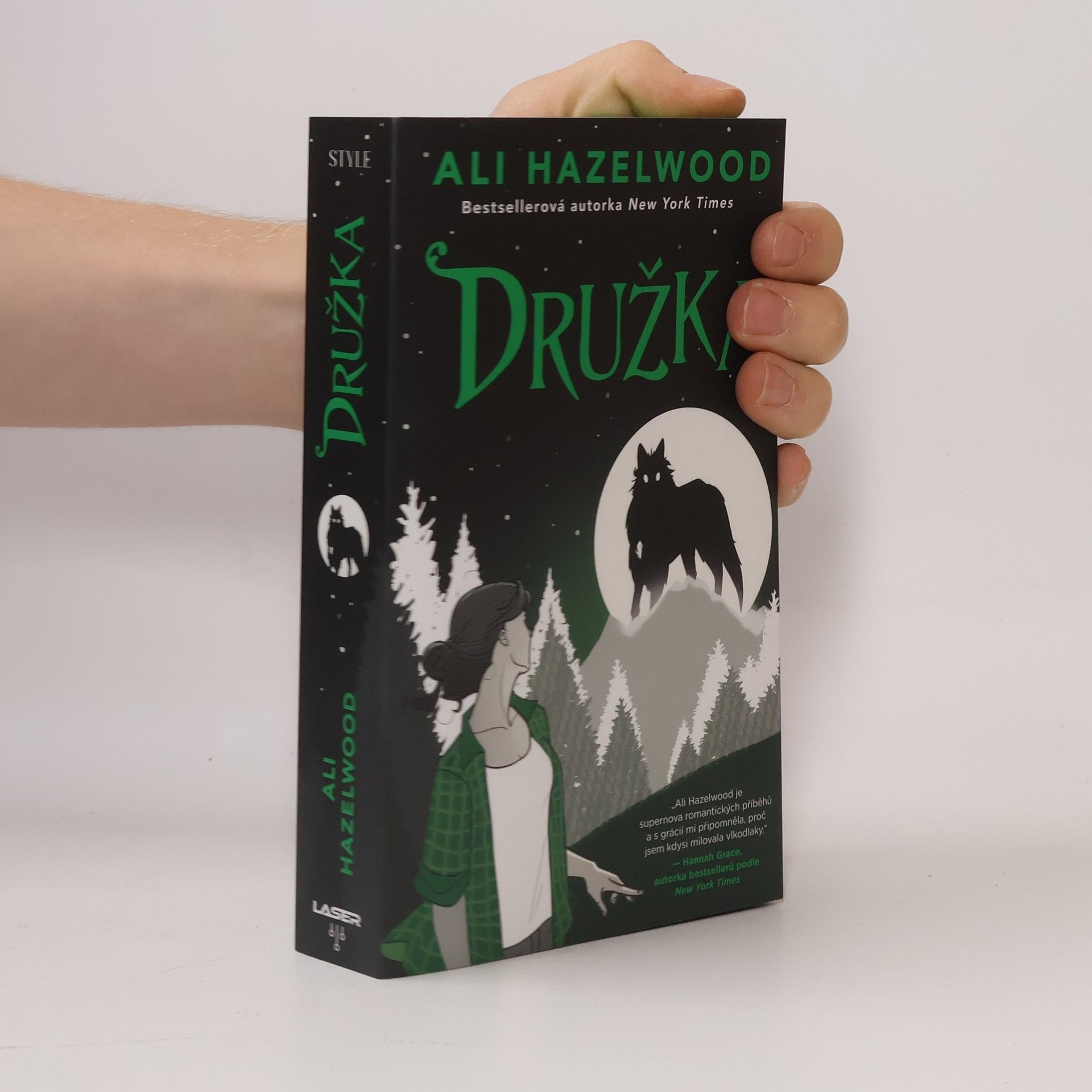 Ali Hazelwood Družka