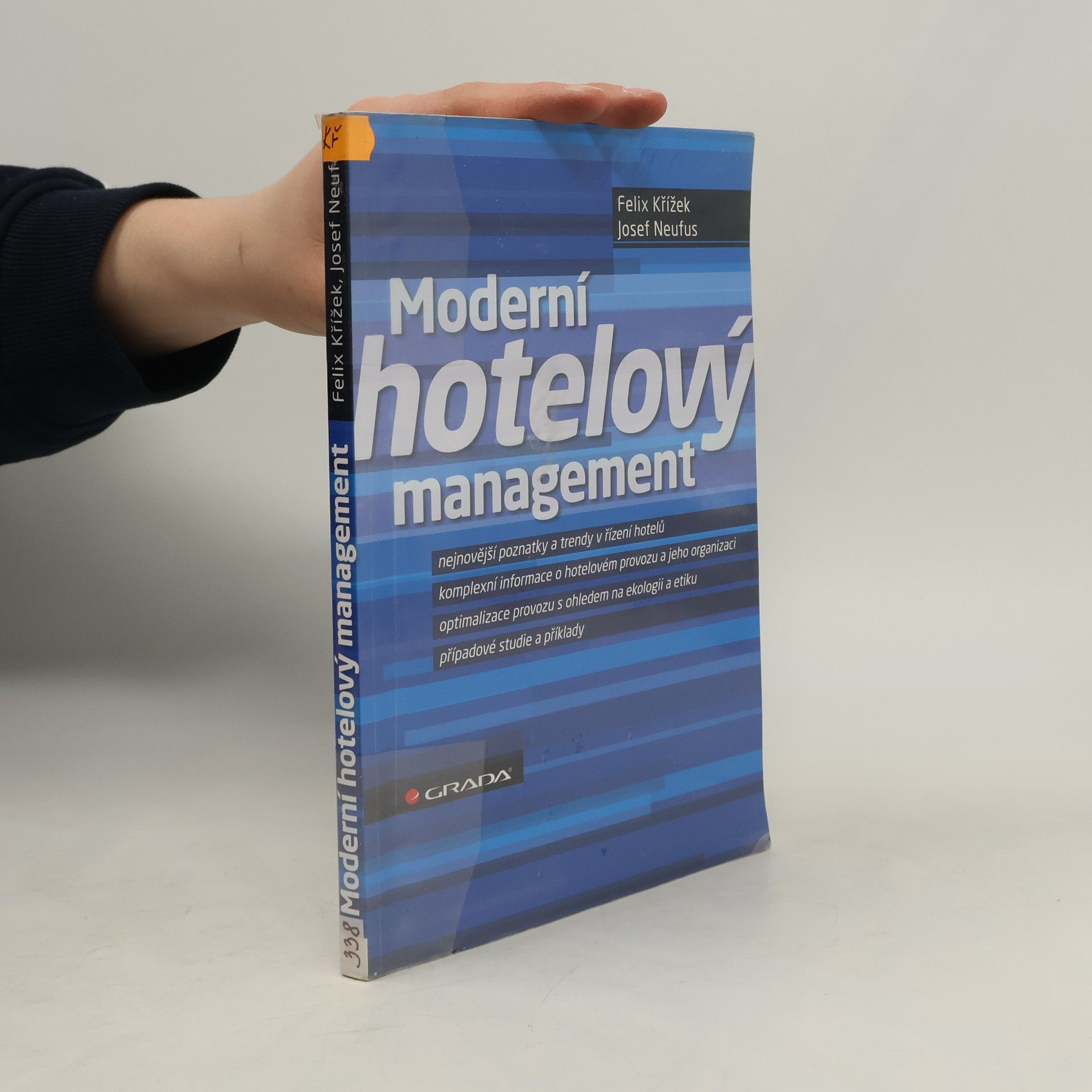 Felix Křížek Moderní hotelový management: Nejnovější poznatky a trendy v řízení hotelů : komplexní informace o hotelovém provozu a jeho organizaci: Optimalizace provozu s ohledem na ekologii a etiku: Případové studie a příklady