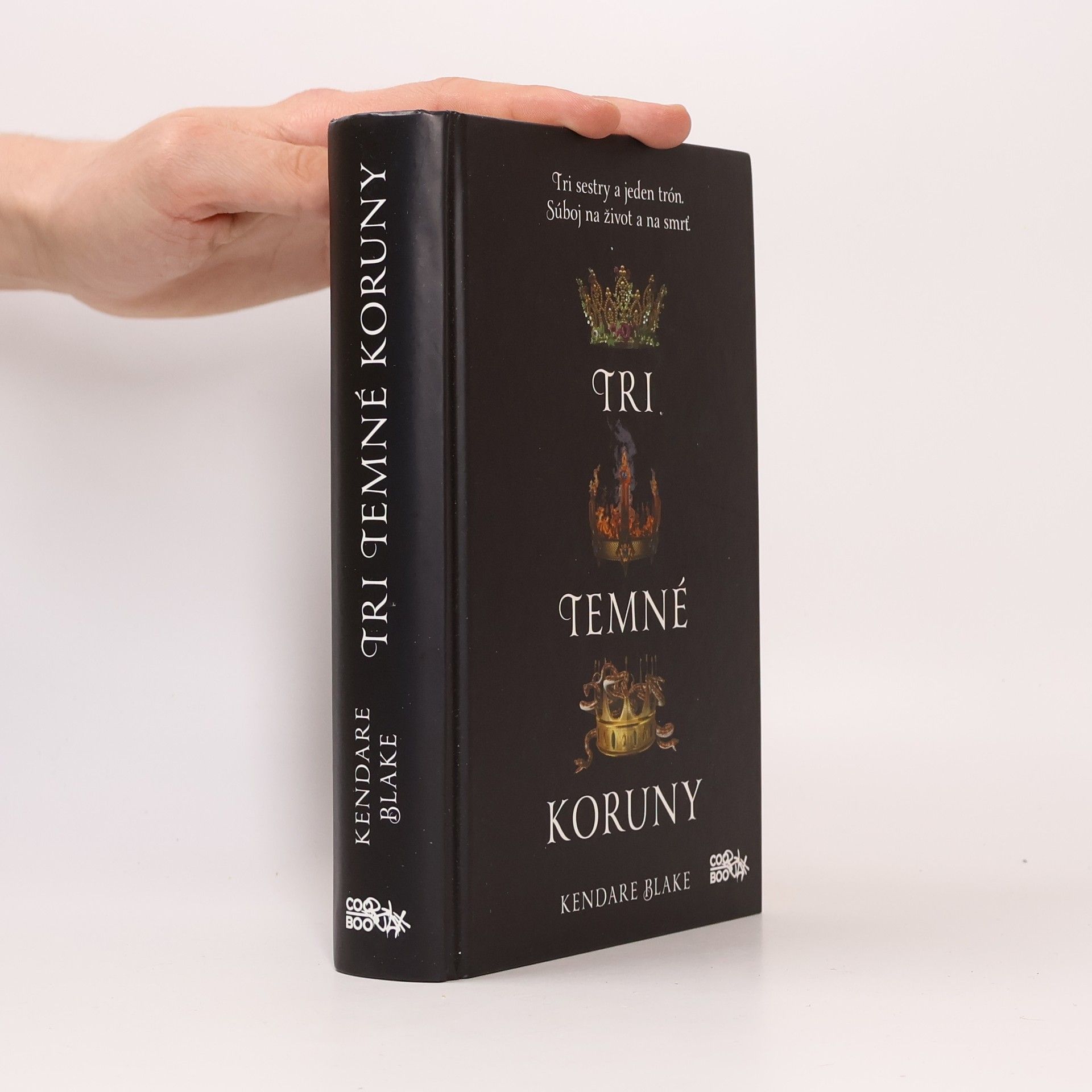 Kendare Blake Tri temné koruny