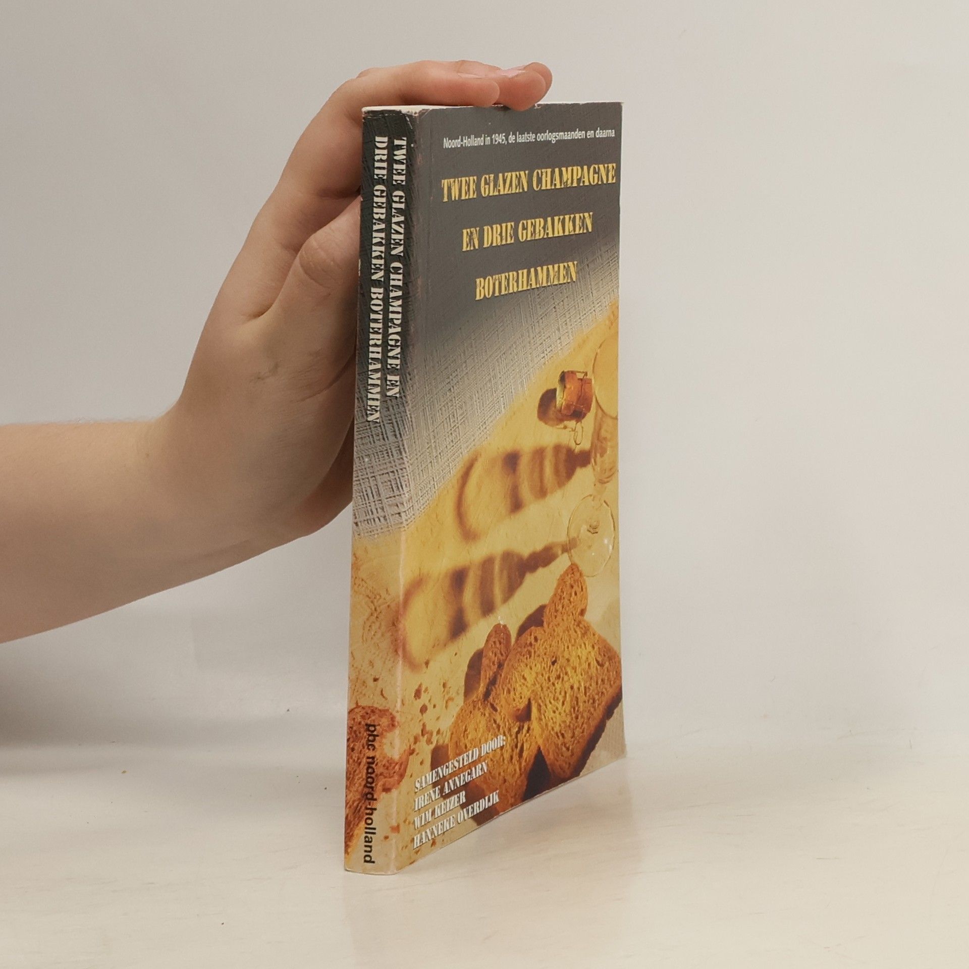 Various authors Twee glazen champagne en drie gebakken boterhammen