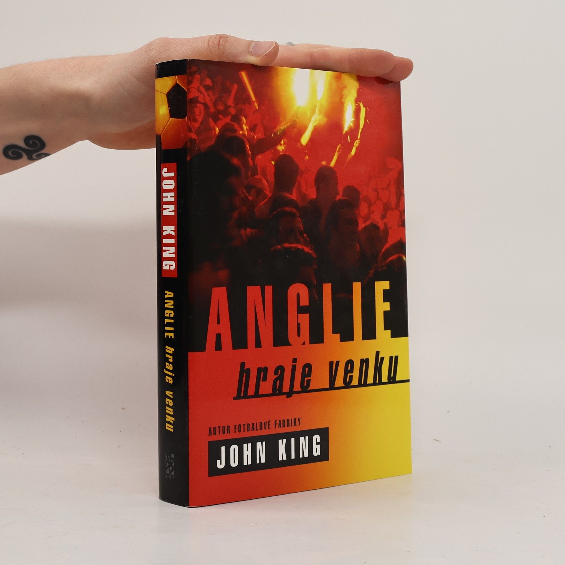 John S. King Anglie hraje venku