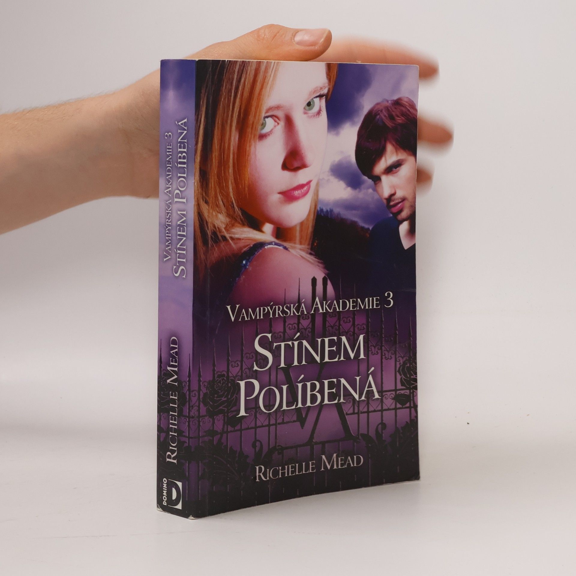 Richelle Mead Vampýrská akademie 3: Stínem políbená.