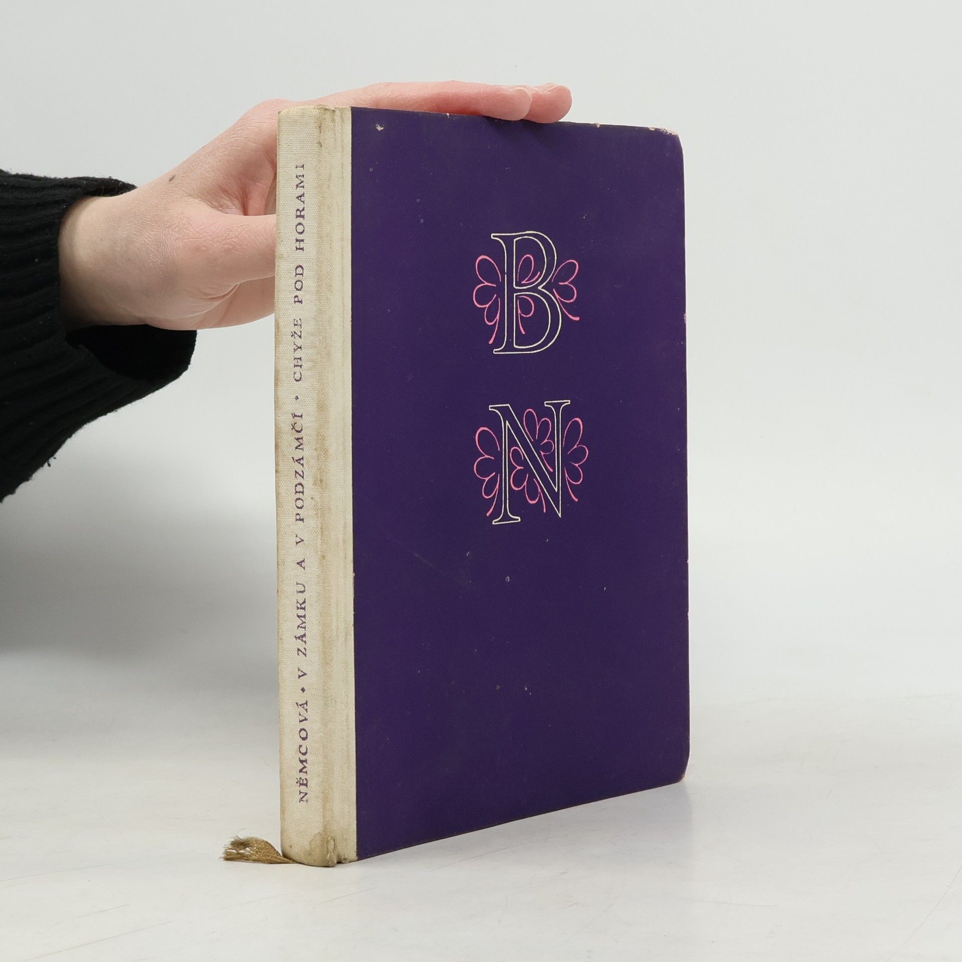 Božena Němcová V zámku a podzamčí / Chýže pod horami