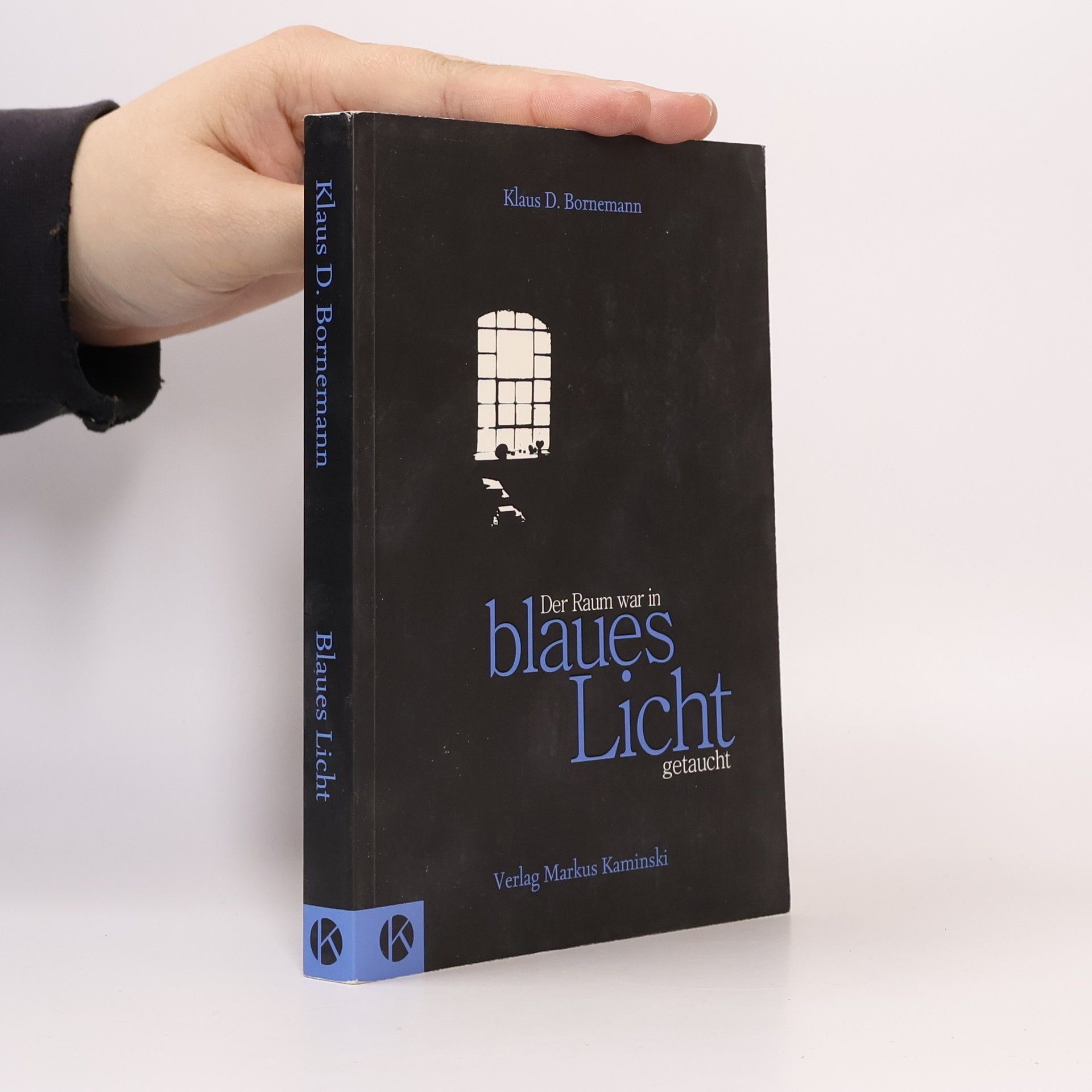 Der Raum war in blaues Licht getaucht