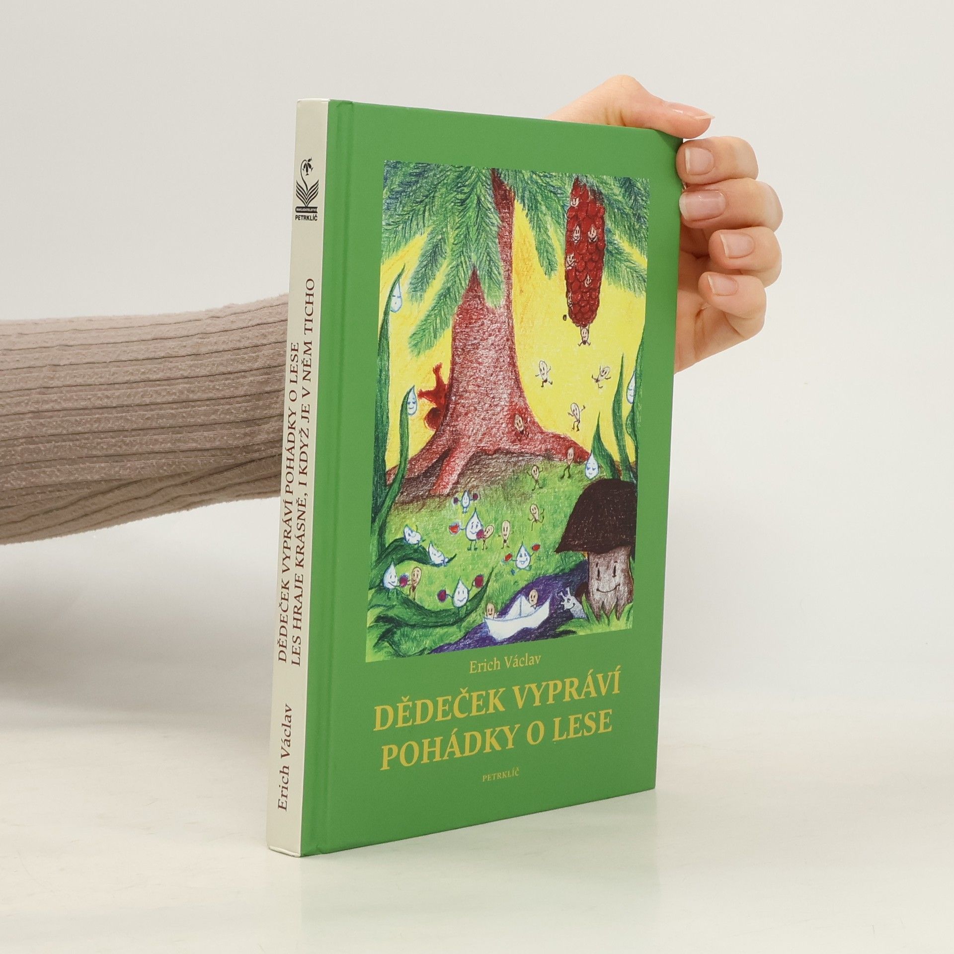 Erich Václav Dědeček vypráví pohádky o lese. Les krásně hrajě, i když je v něm ticho