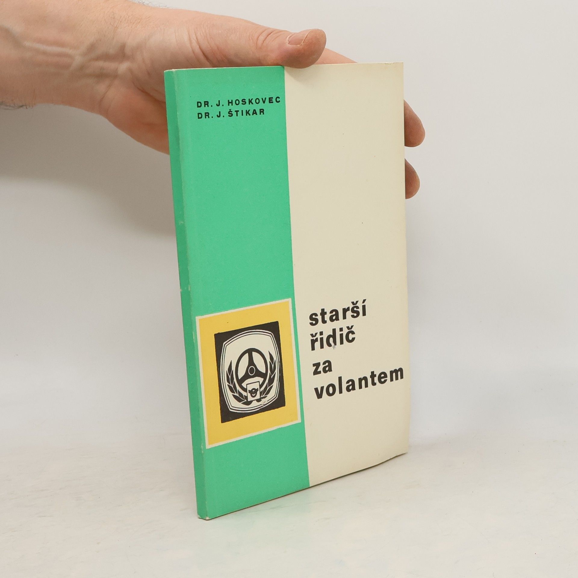 Starší řidič za volantem