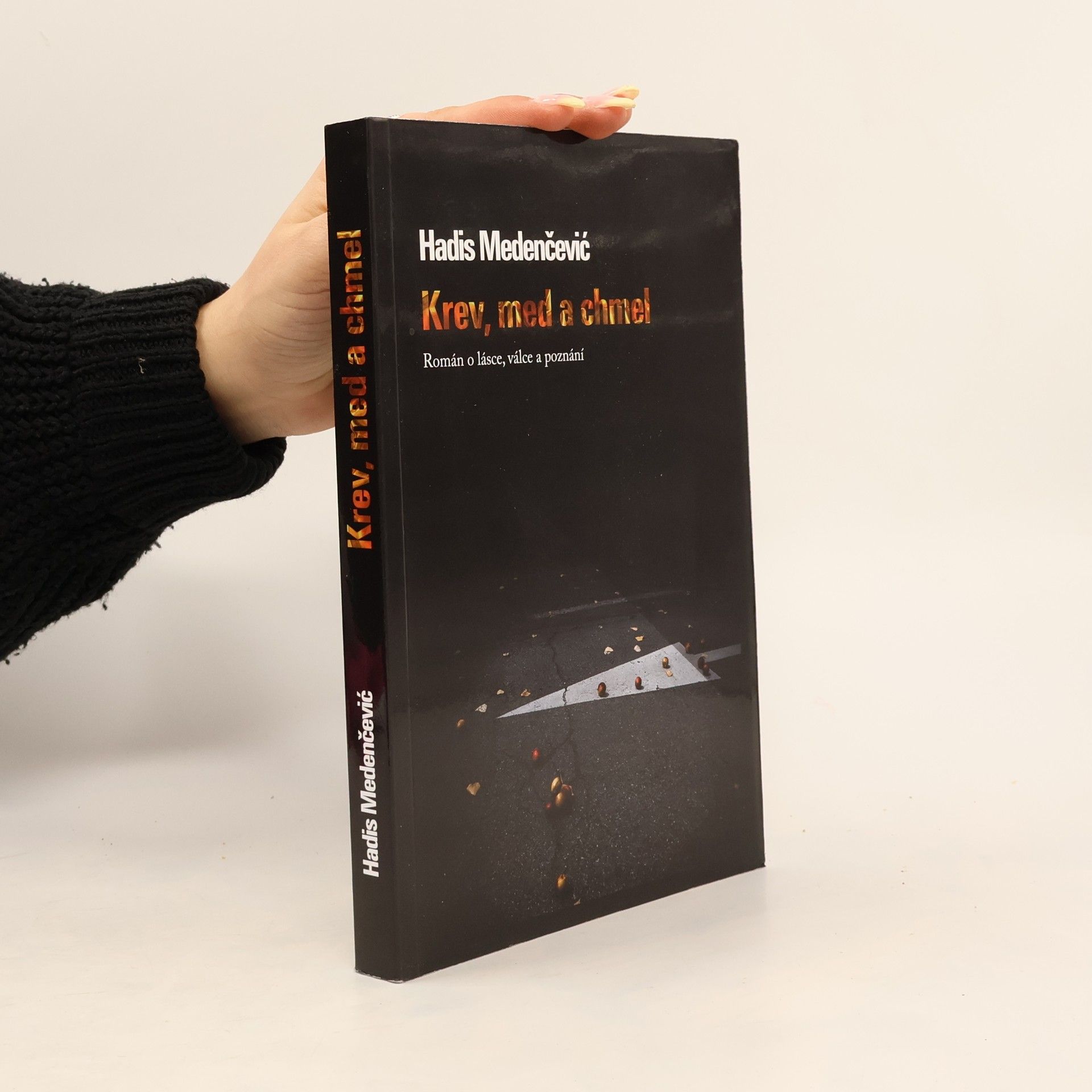 Hadis Medenčević Krev, med a chmel : román o lásce, válce a poznání