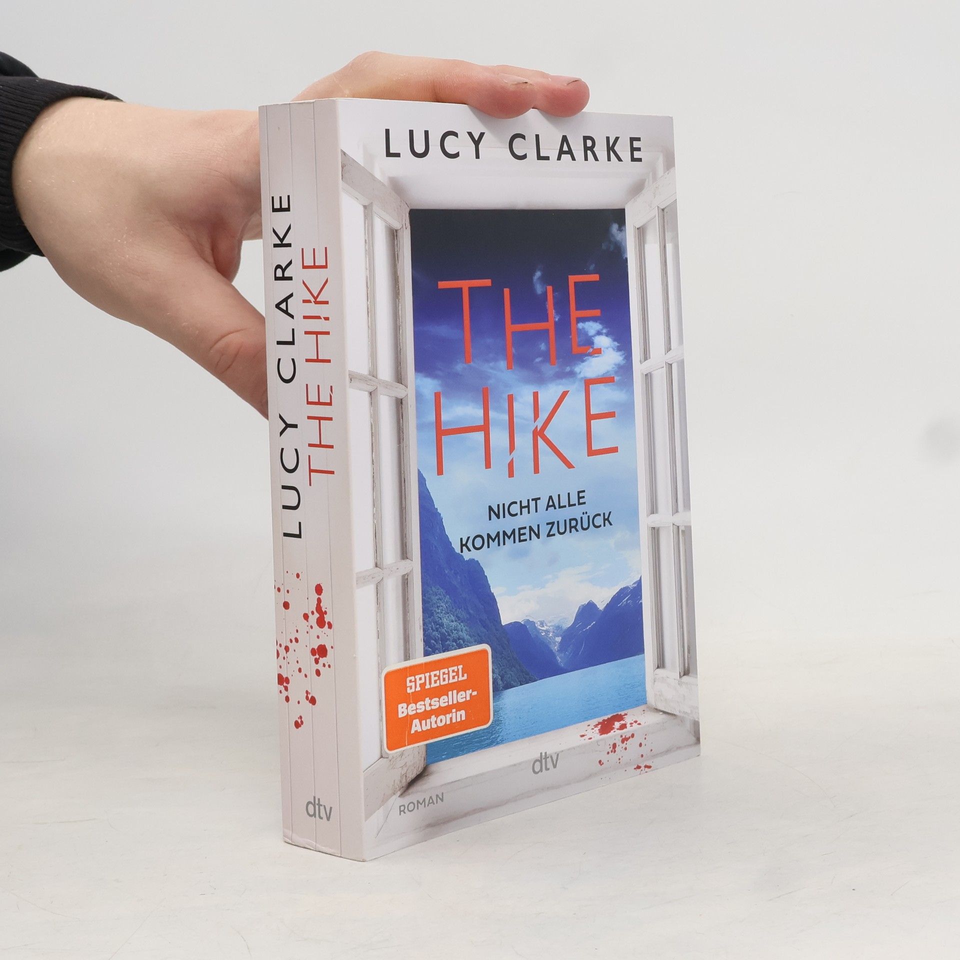 Lucy Clarke The Hike
