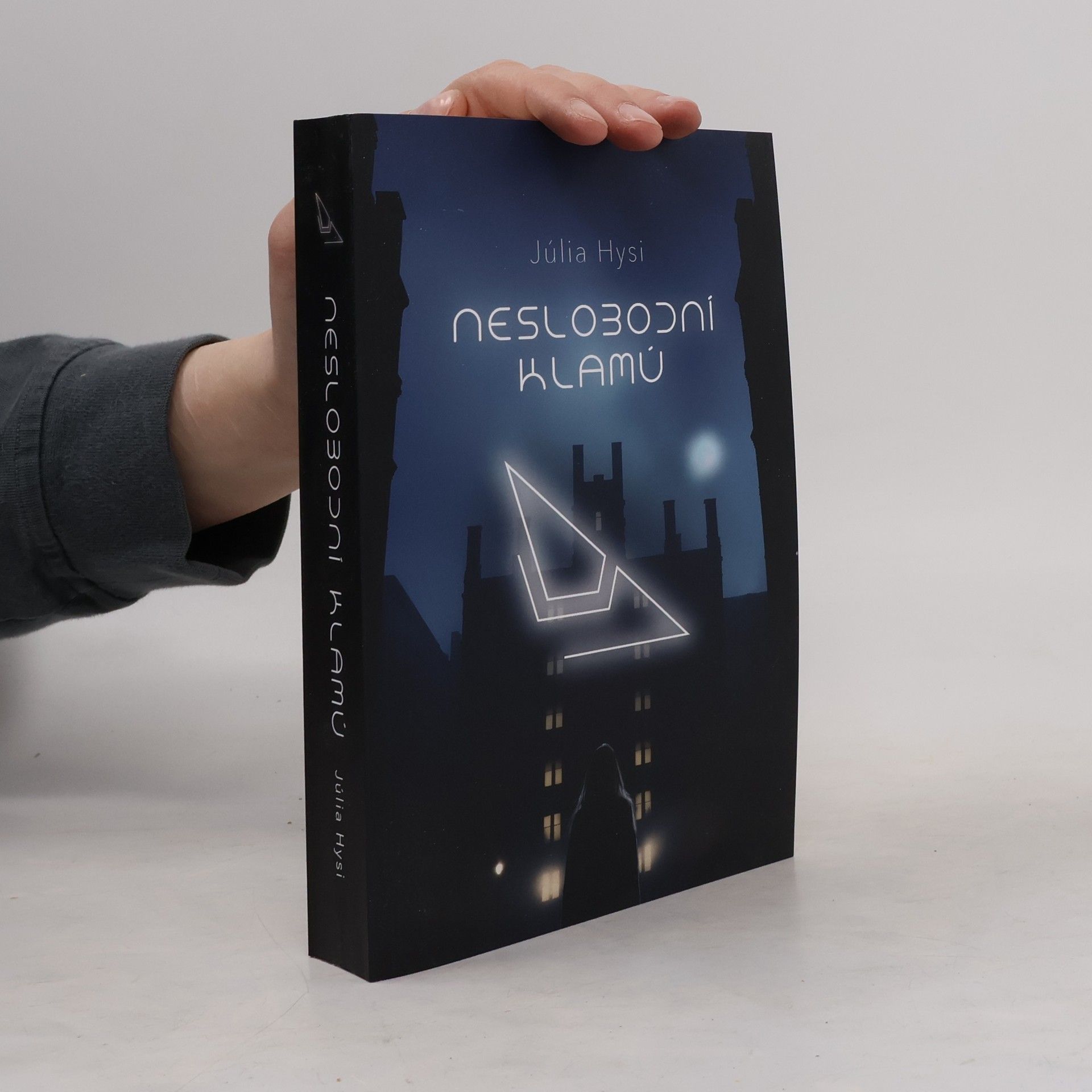 Júlia Hysi Neslobodní klamú