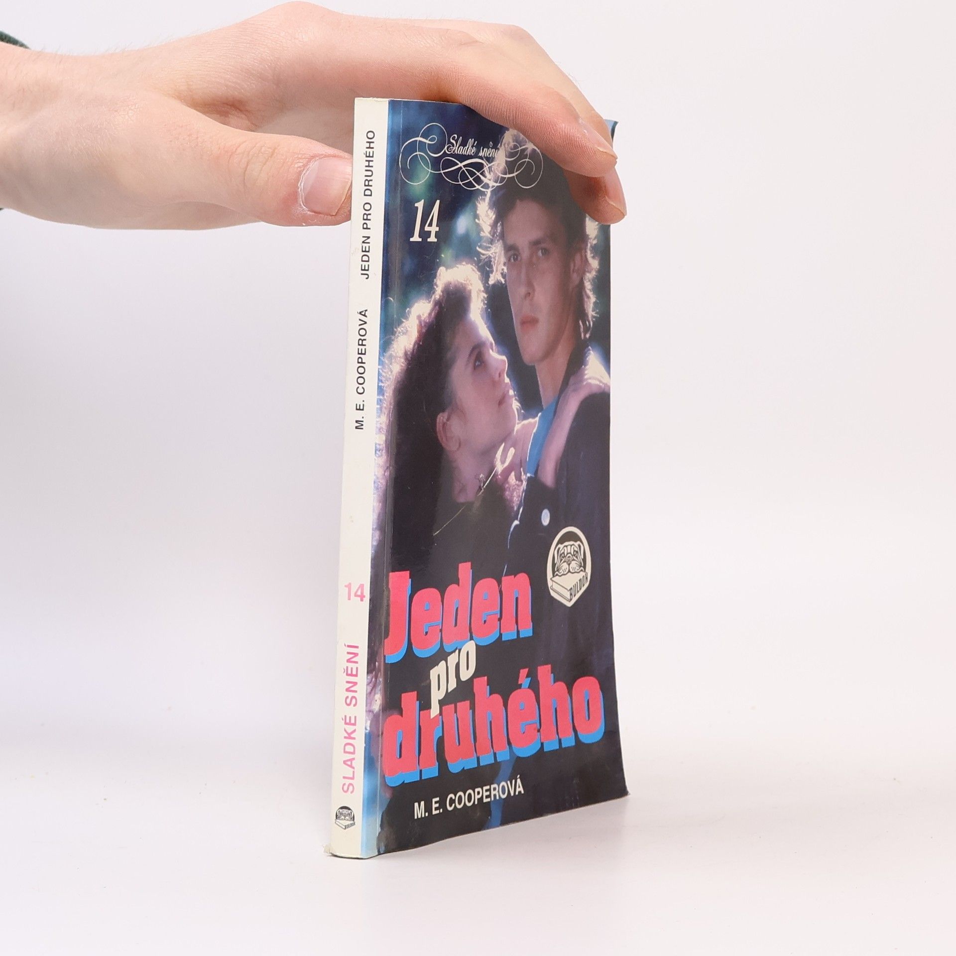 M. E. Cooper Jeden pro druhého
