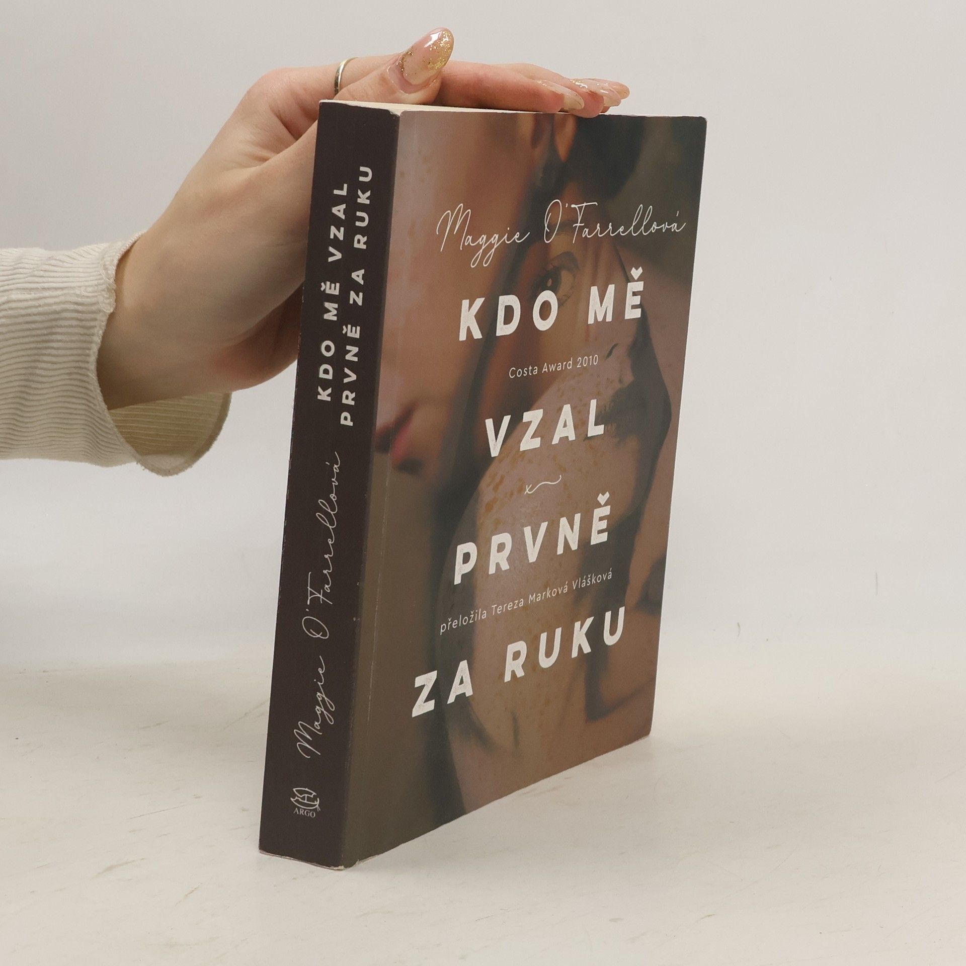 Maggie O. Farrell Kdo mě vzal prvně za ruku