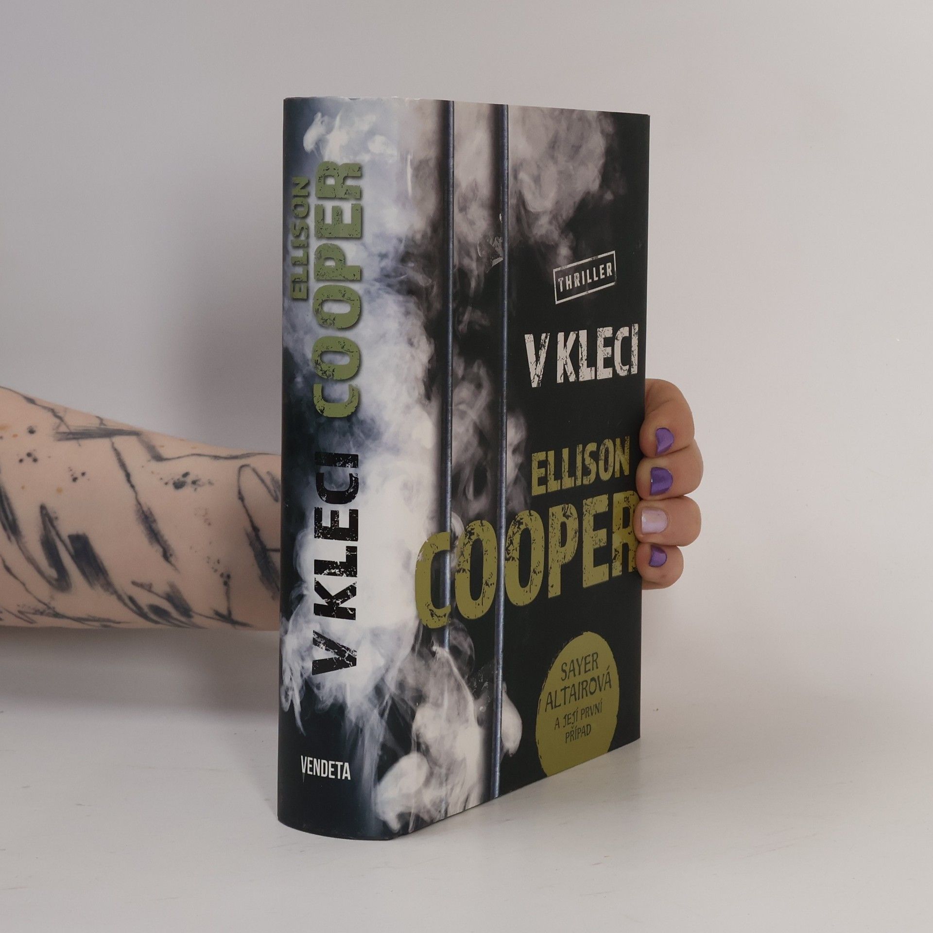 Ellison Cooper V kleci