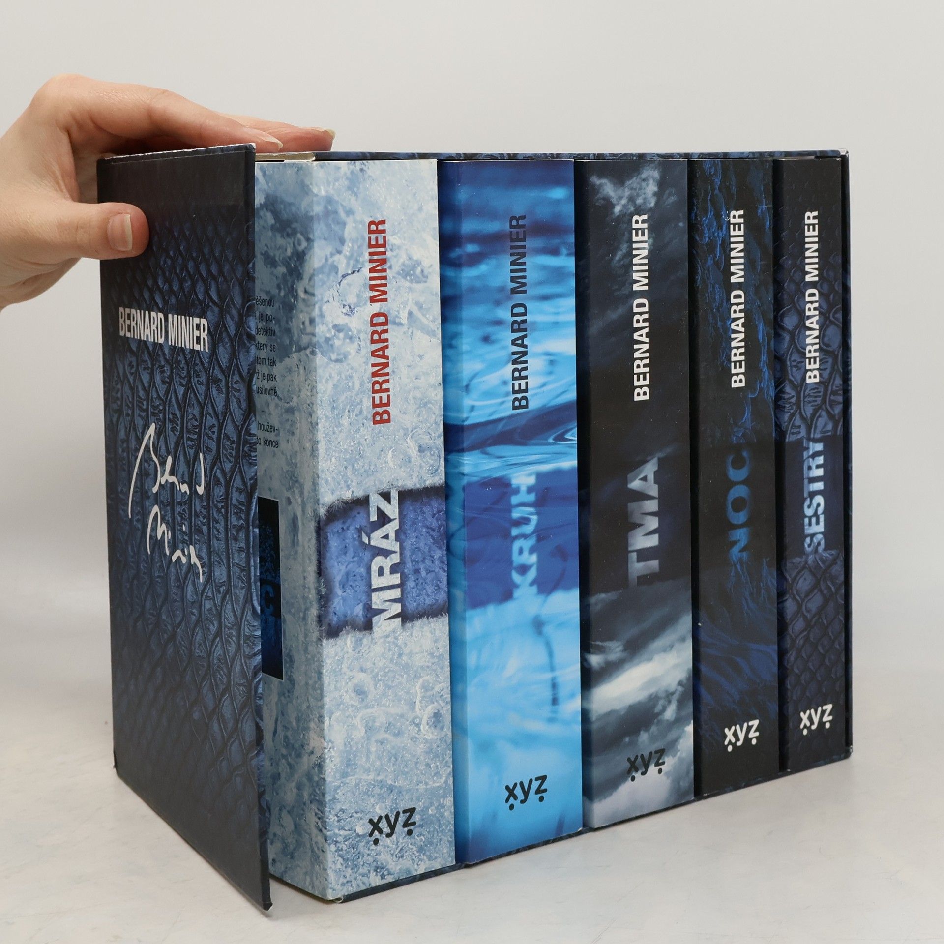 Mráz. Kruh. Tma. Noc. Sestry