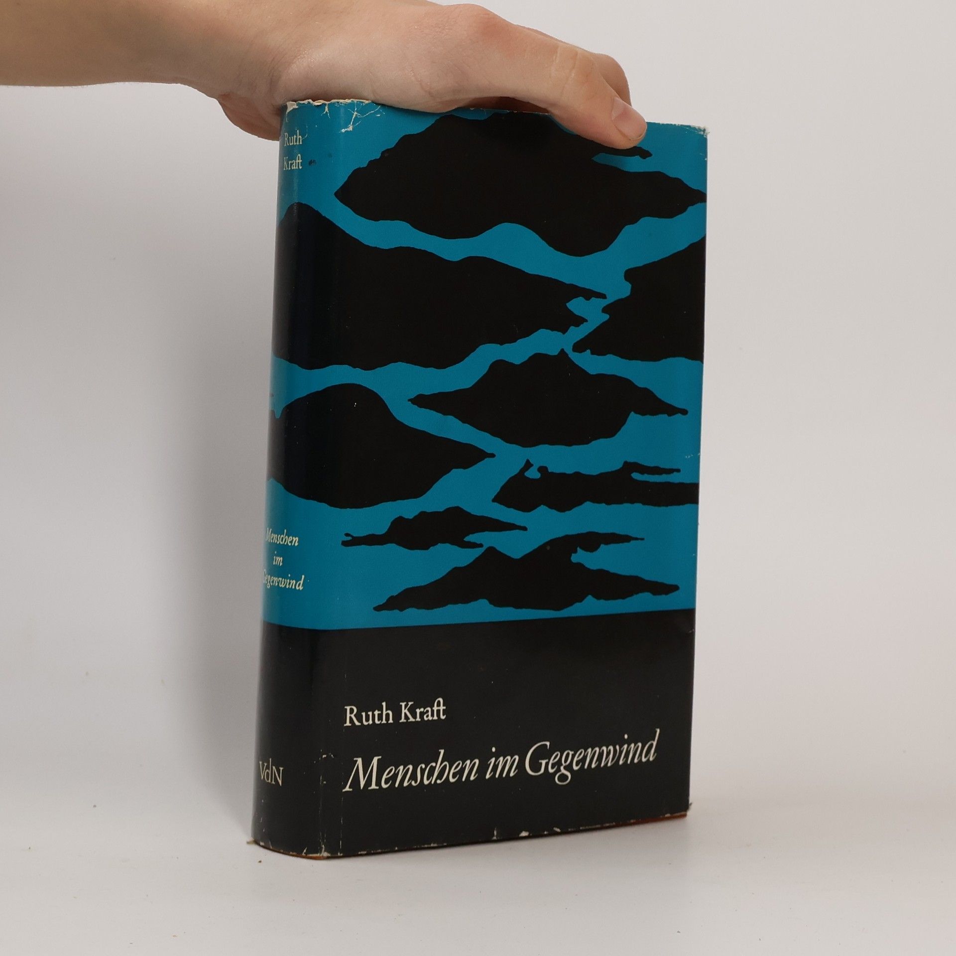 Menschen im Gegenwind