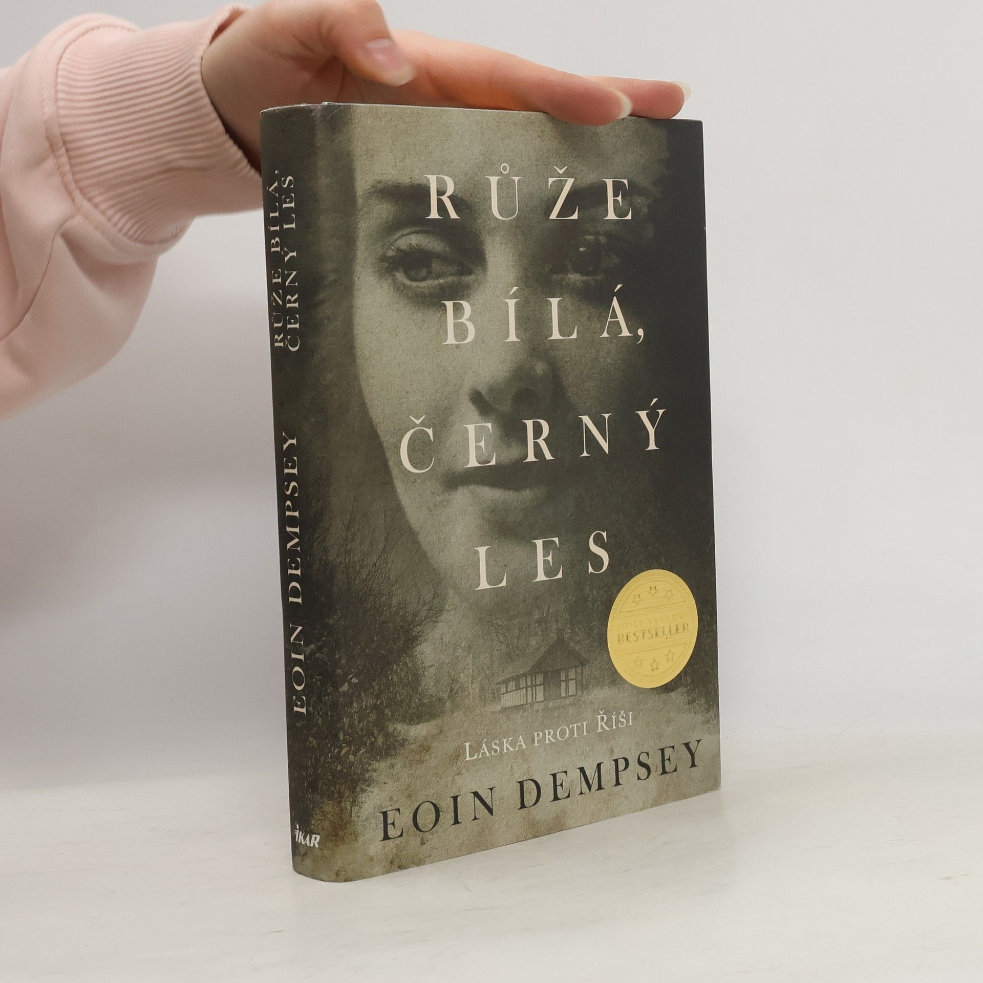 Eoin Dempsey Růže bílá, černý les