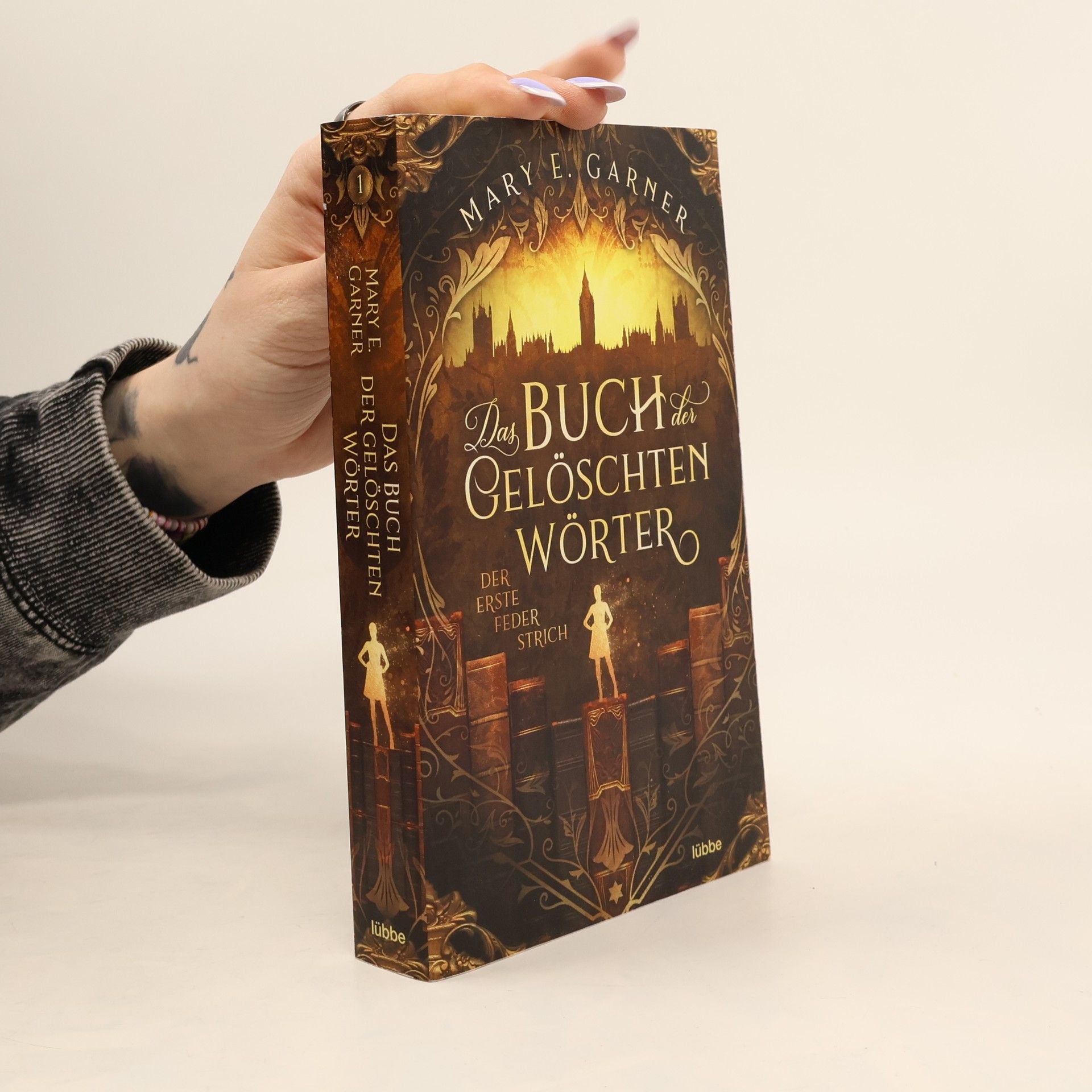 Mary E. Garner Das Buch der Geloschten Worter: Der Erste Feder Strich