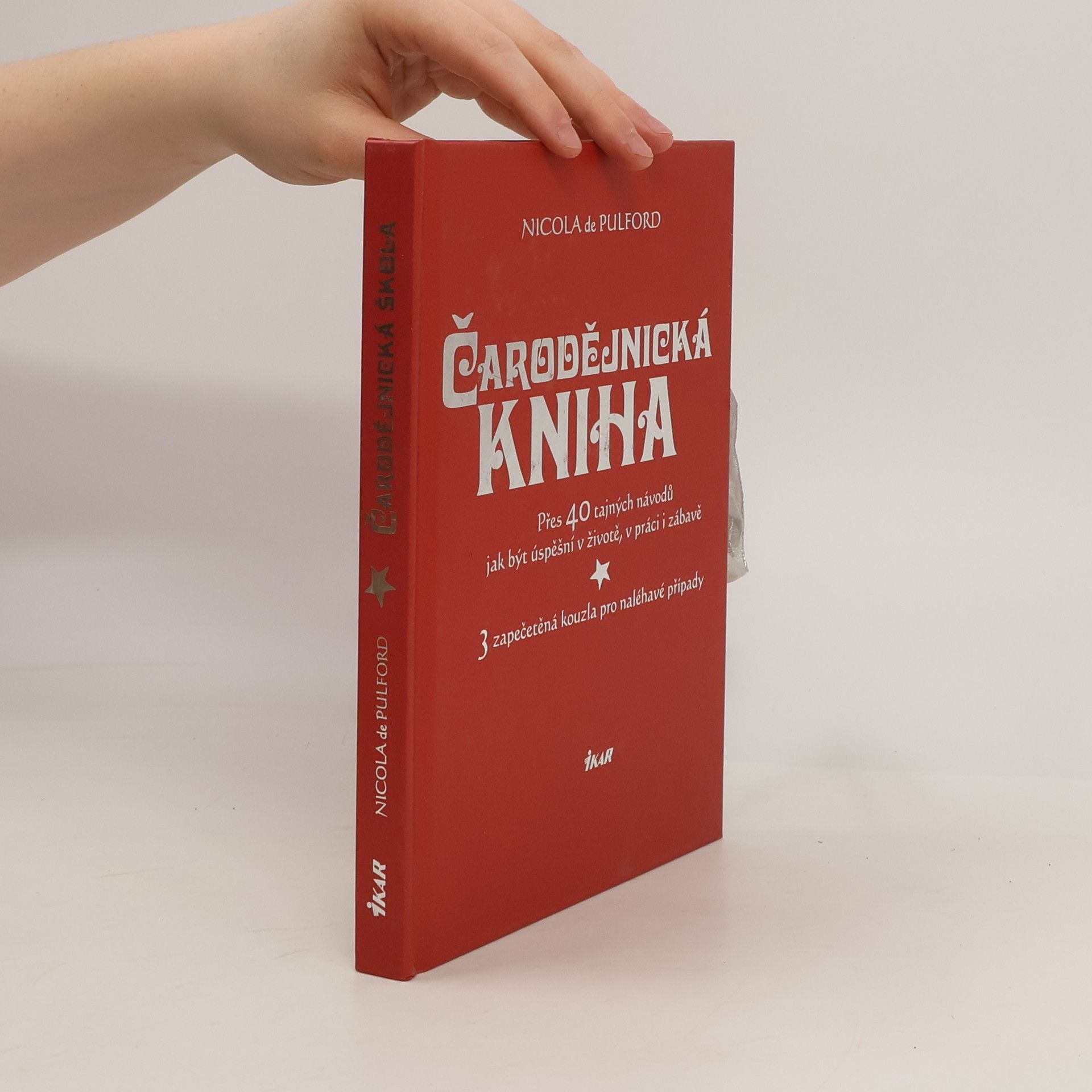 Nicola De Pulford Čarodějnická kniha. Přes 40 tajných návodů jak být úspěšní v životě, v práci i zábavě