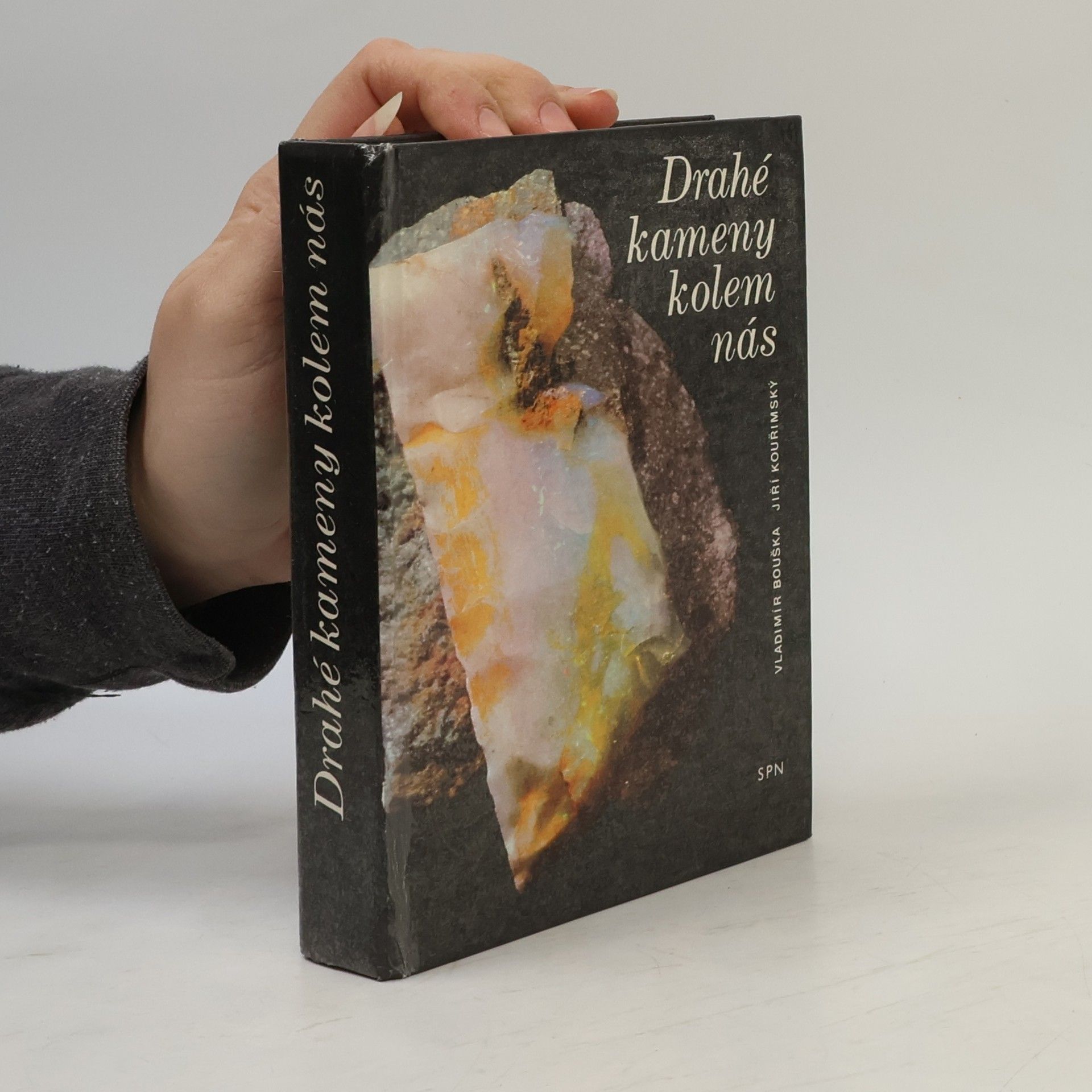 Drahé kameny kolem nás