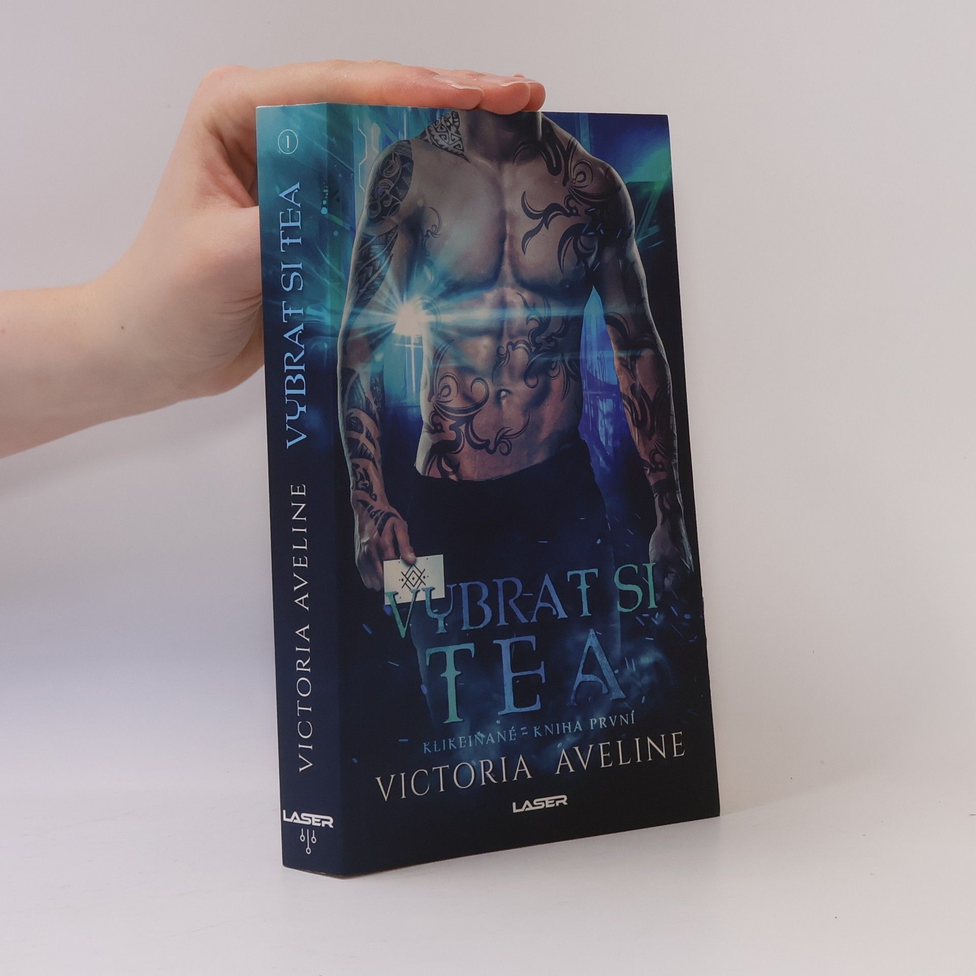 Victoria Aveline Vybrat si Thea