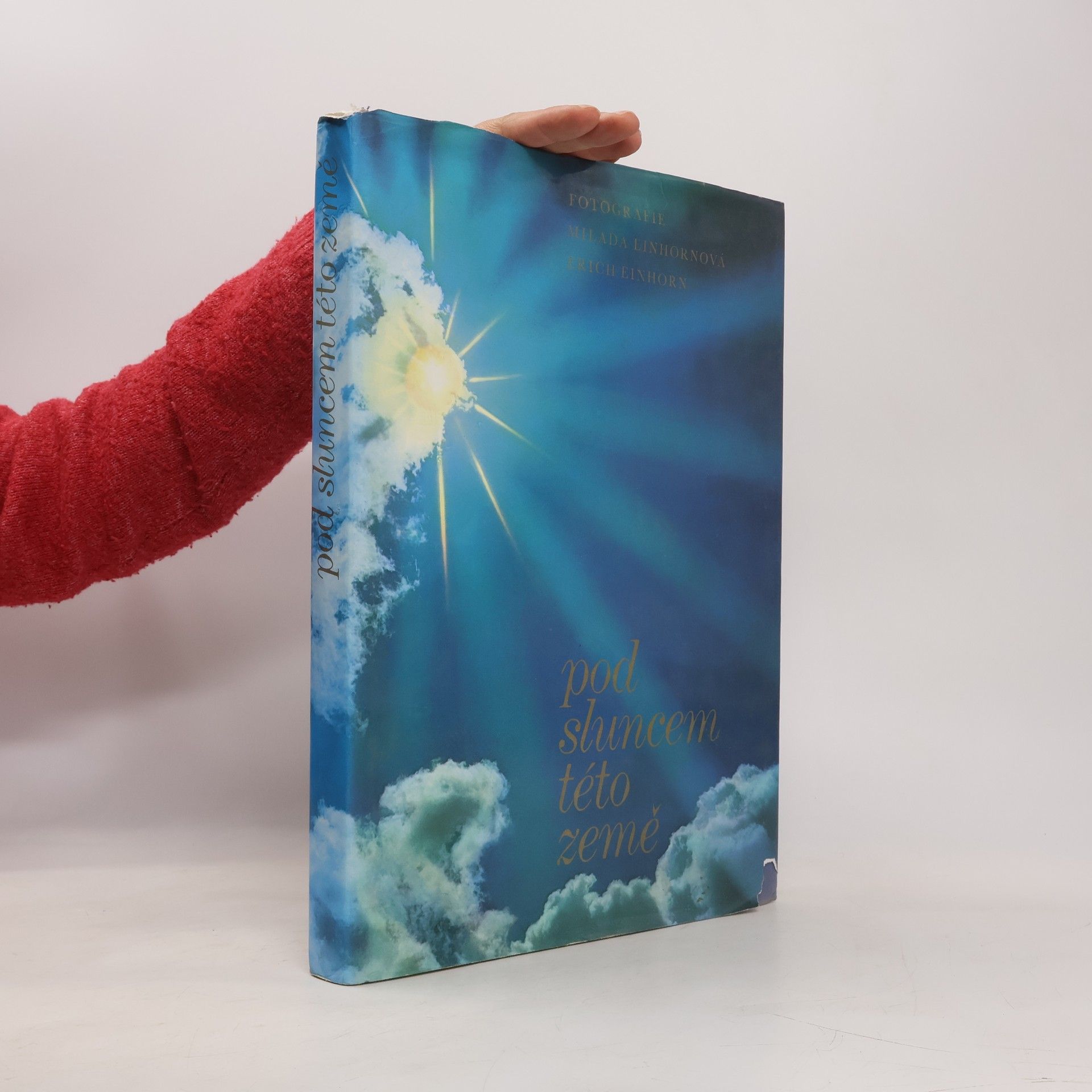 Pod sluncem této země