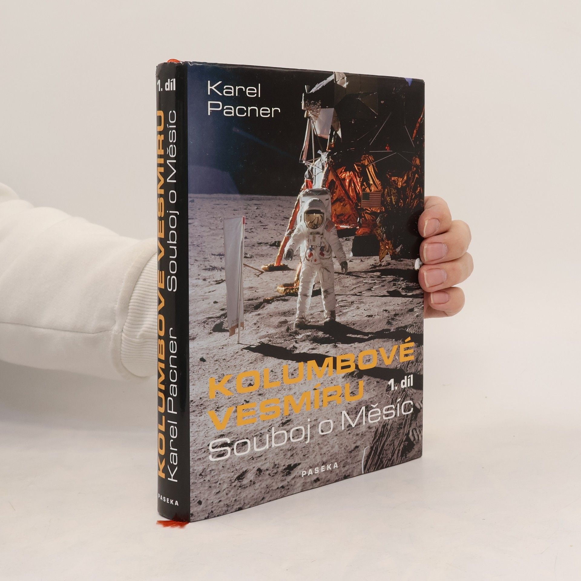 Karel Pacner Kolumbové vesmíru. 1. díl, Souboj o Měsíc