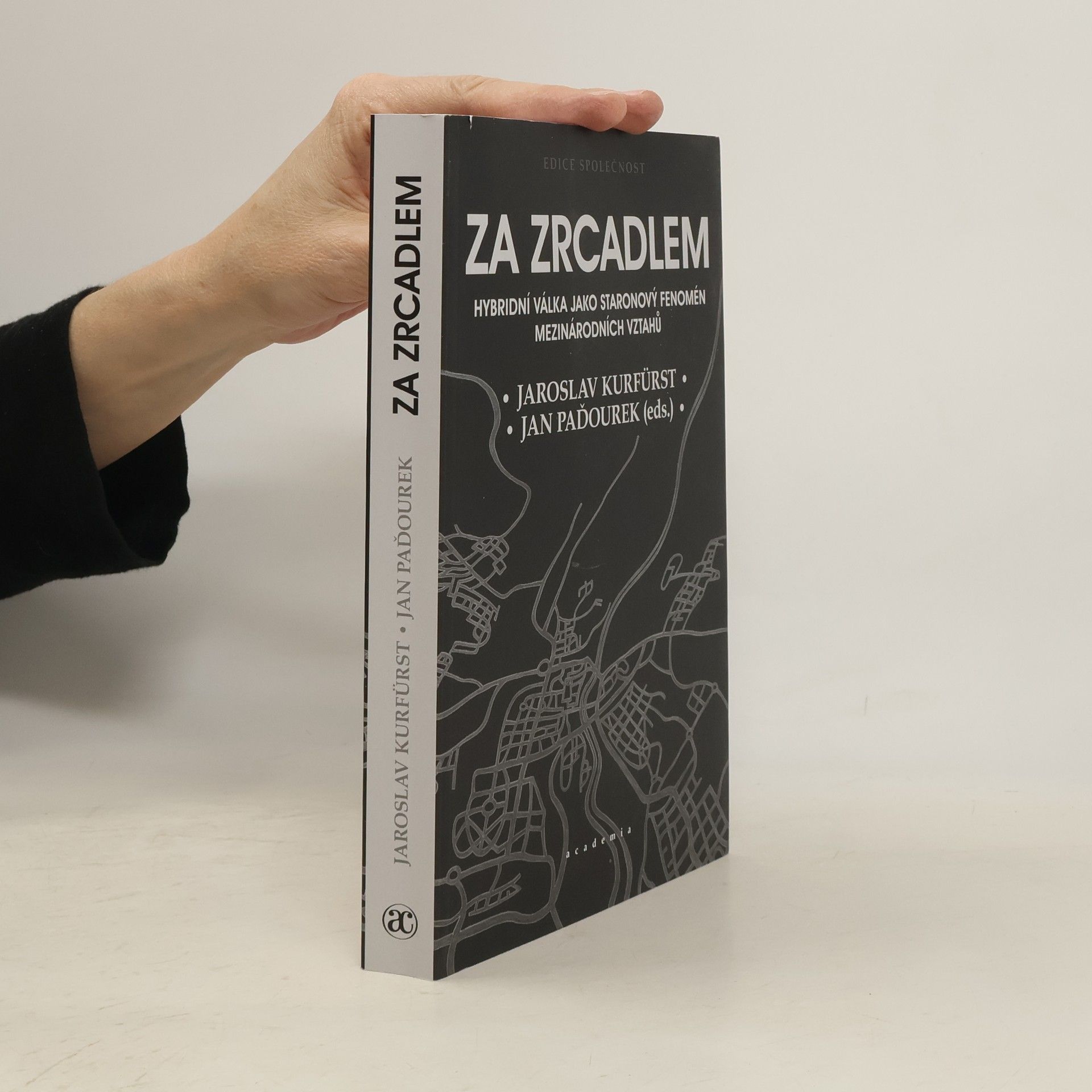 Jaroslav Kurfürst Za zrcadlem : hybridní válka jako staronový fenomén mezinárodních vztahů