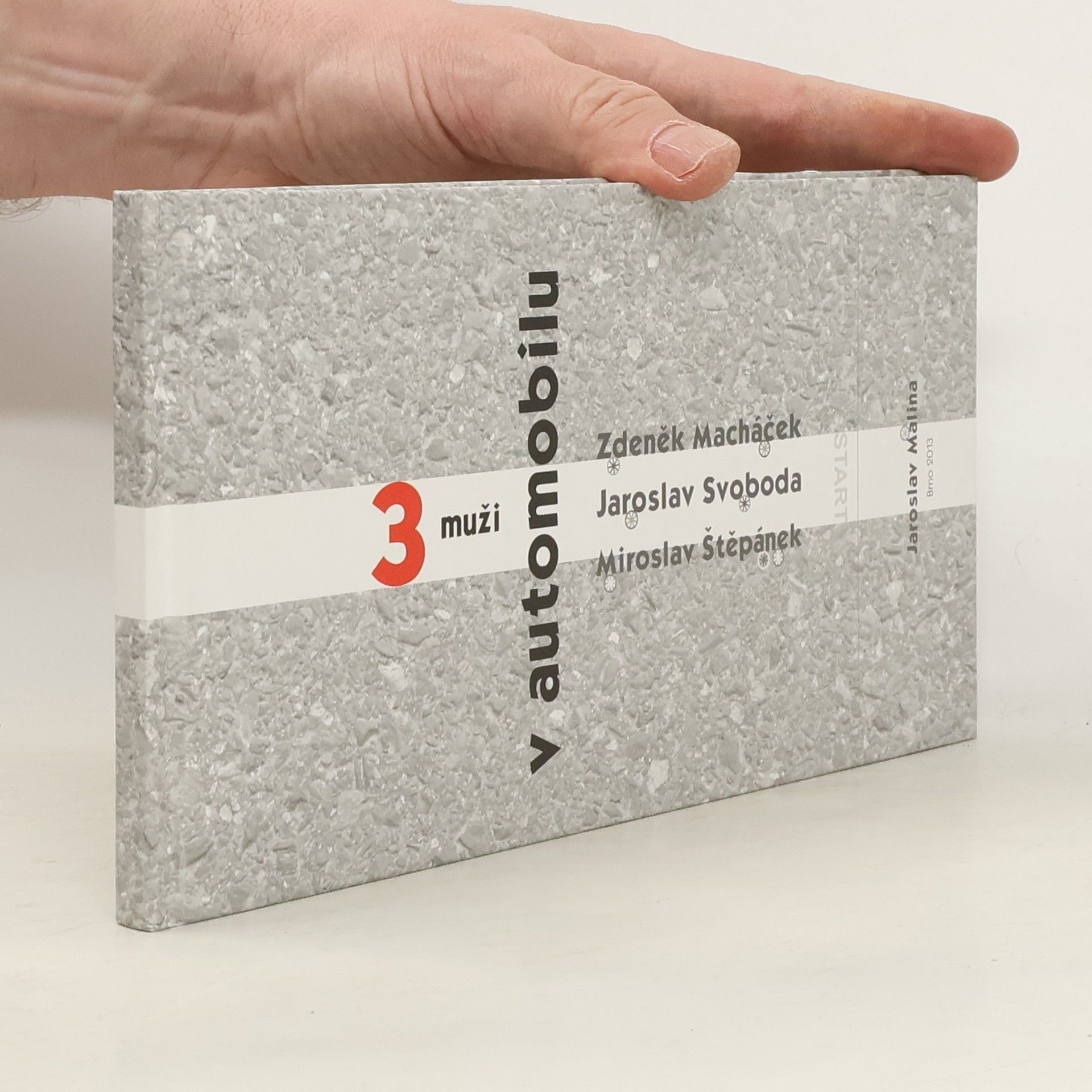 3 muži v automobilu