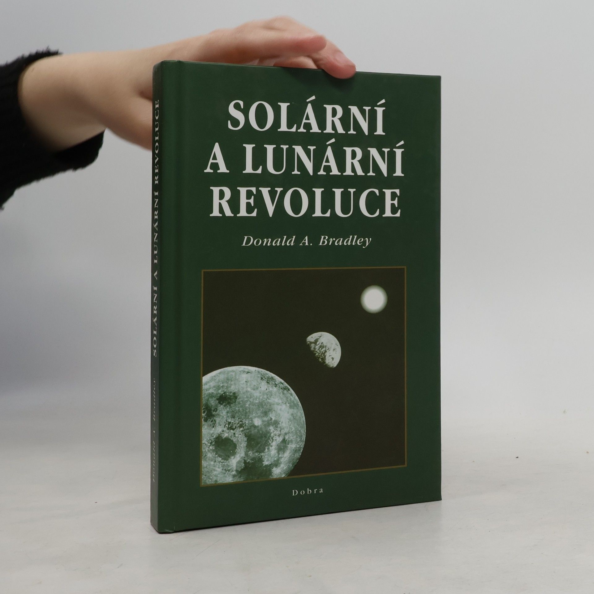 Donald A. Bradley Solární a lunární revoluce
