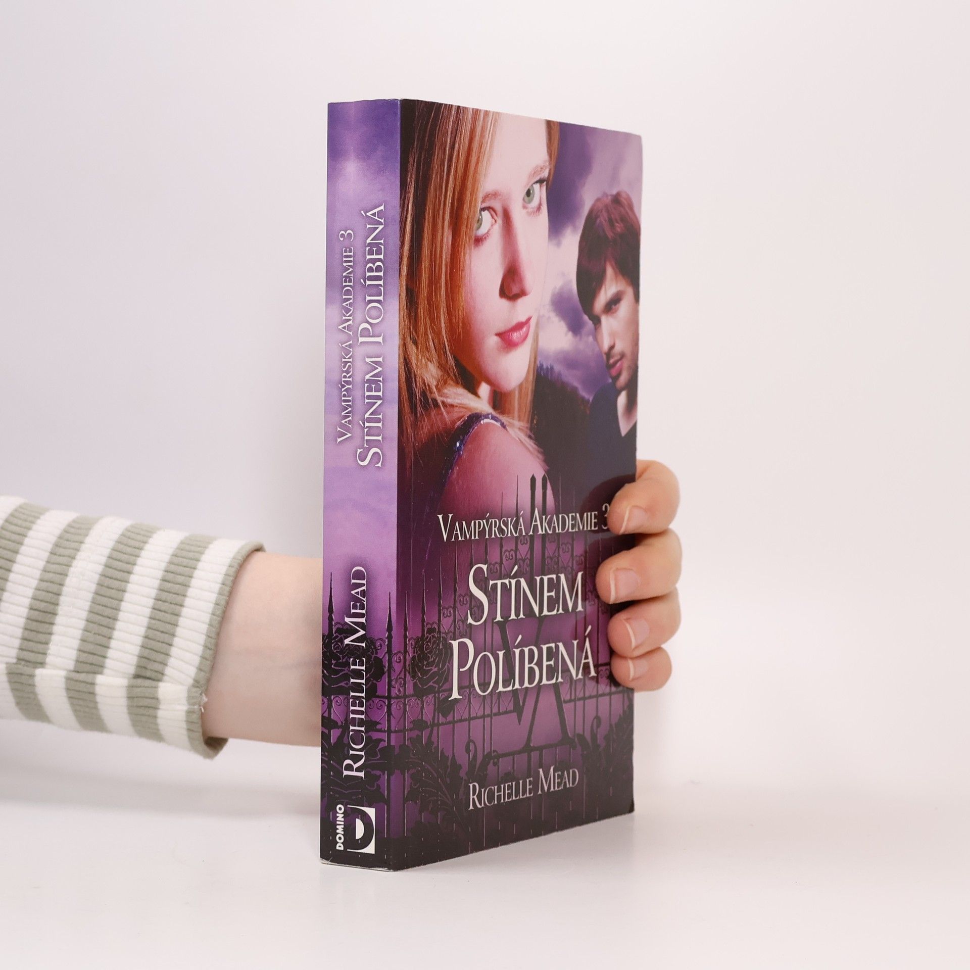 Richelle Mead Vampýrská akademie 3: Stínem políbená.