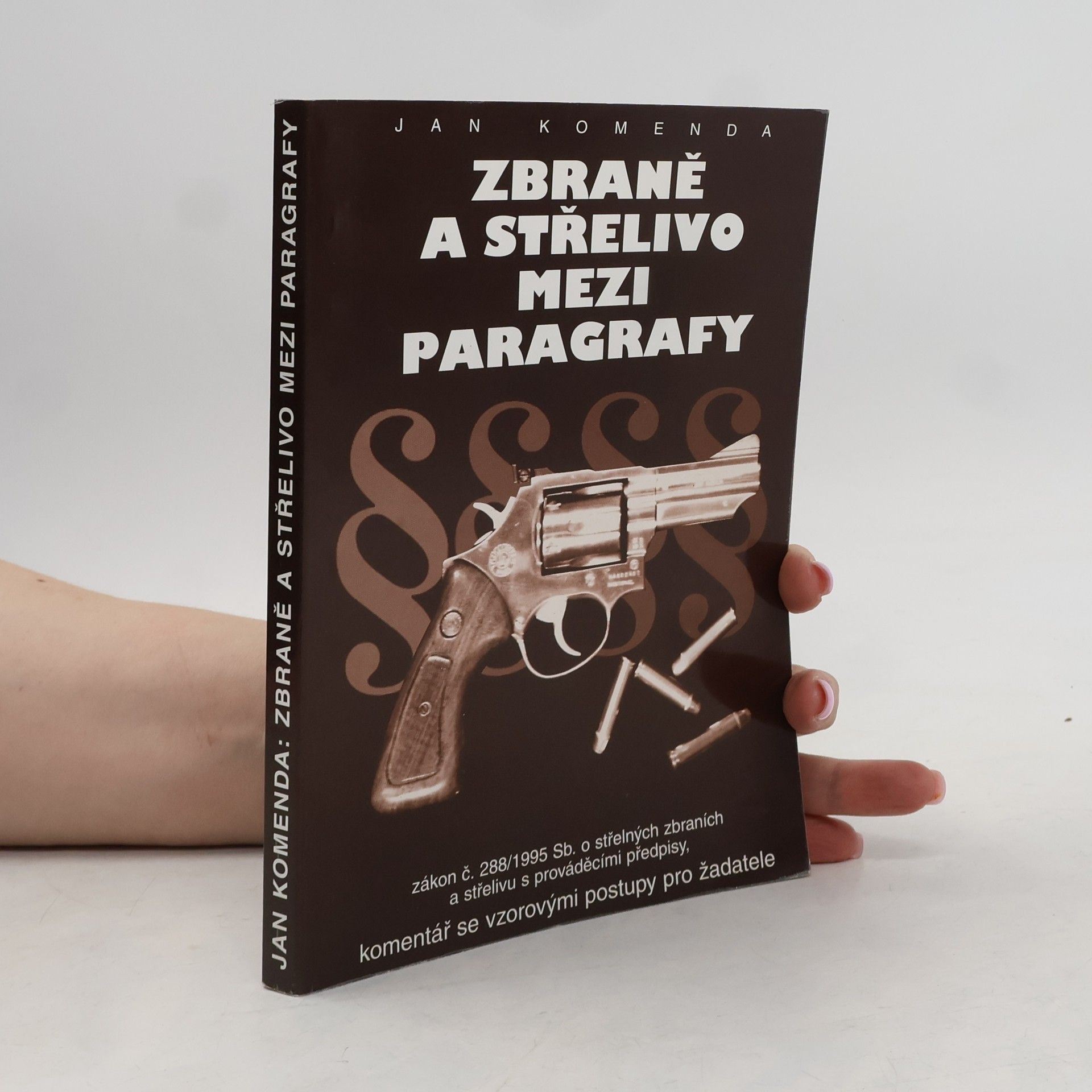 Jan Komenda Zbraně a střelivo mezi paragrafy