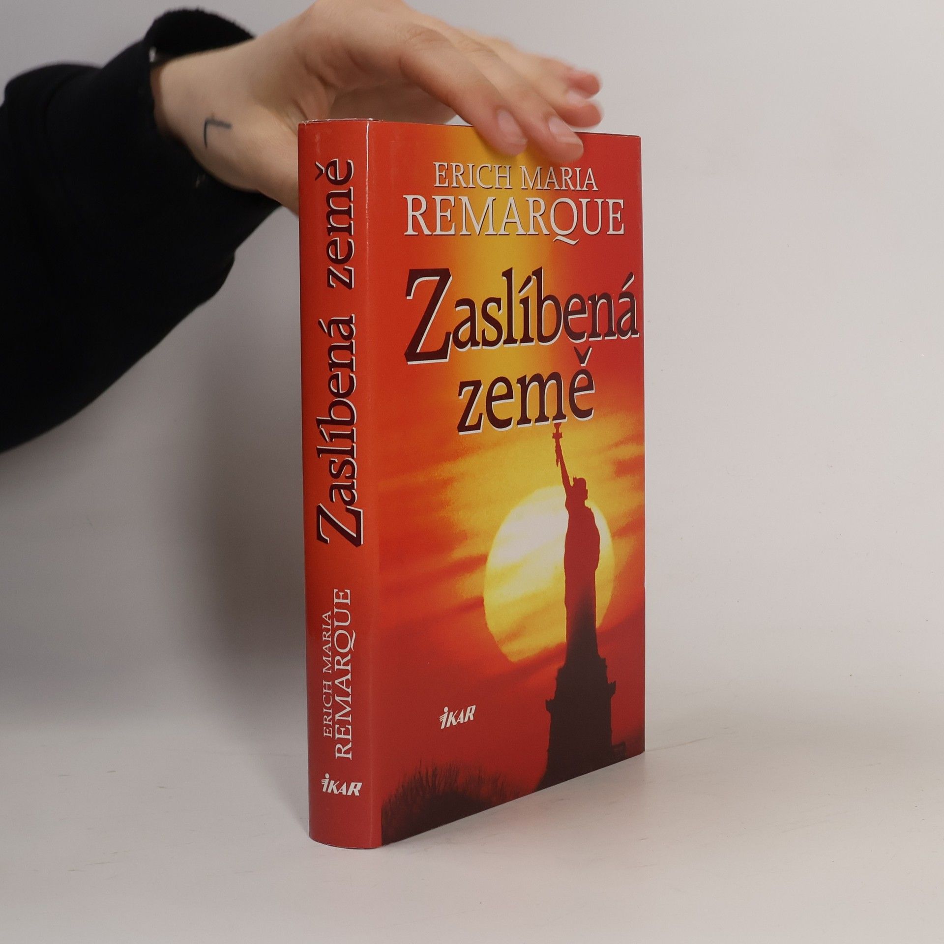 Erich Maria Remarque Zaslíbená země