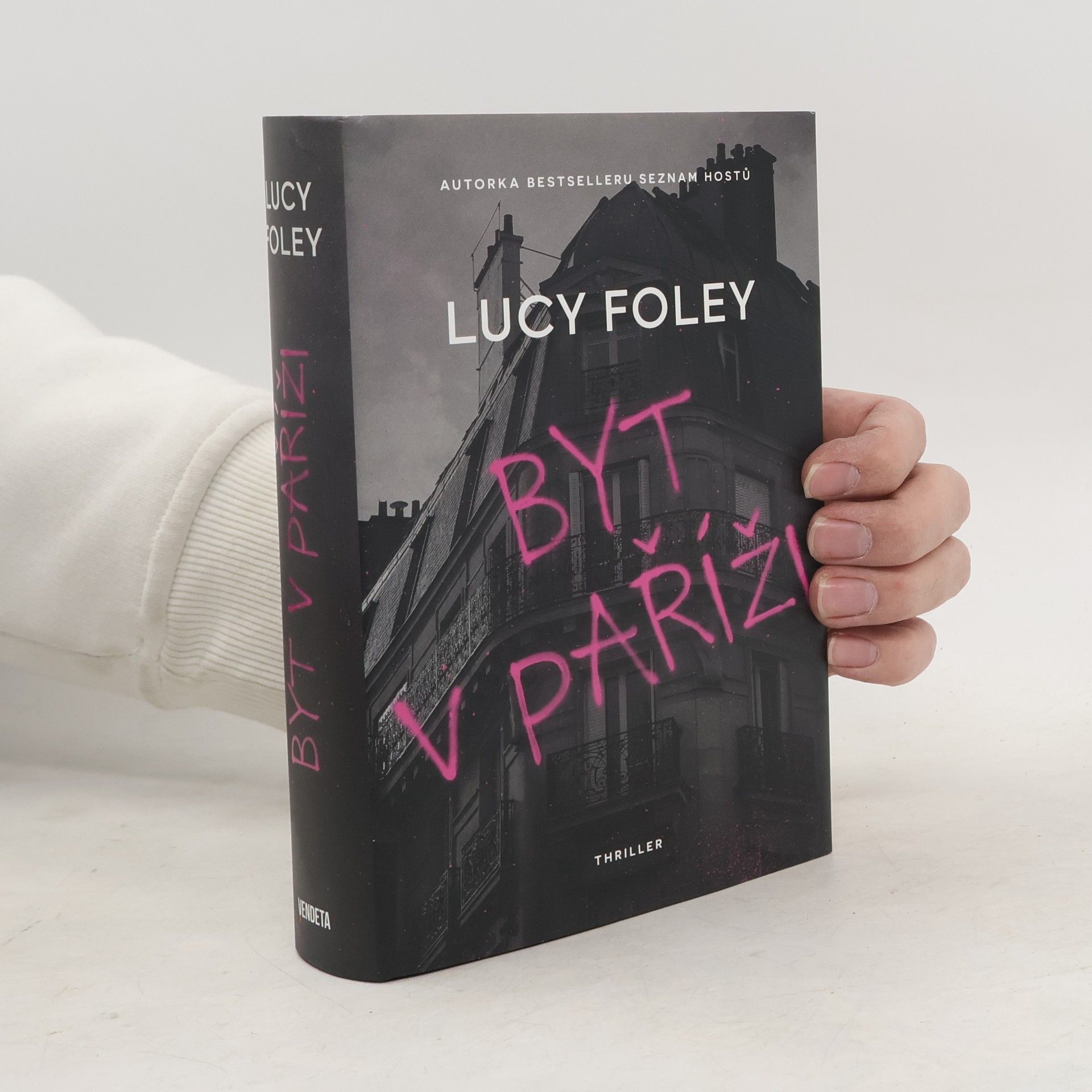 Lucy Foley Byt v Paříži