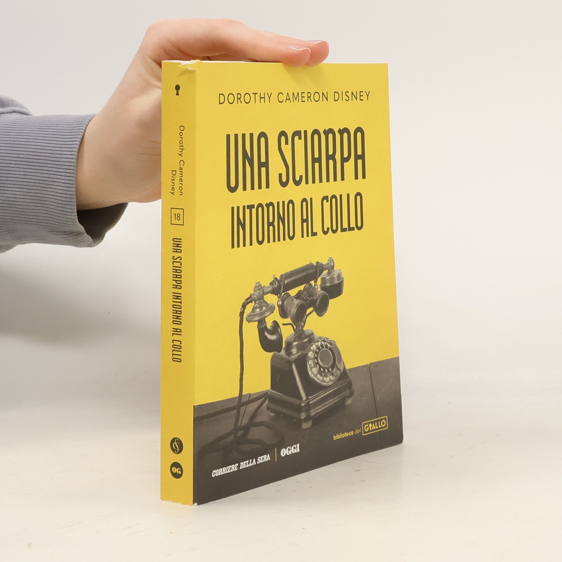 Dorothy Cameron Disney una sciarpa intorno al collo