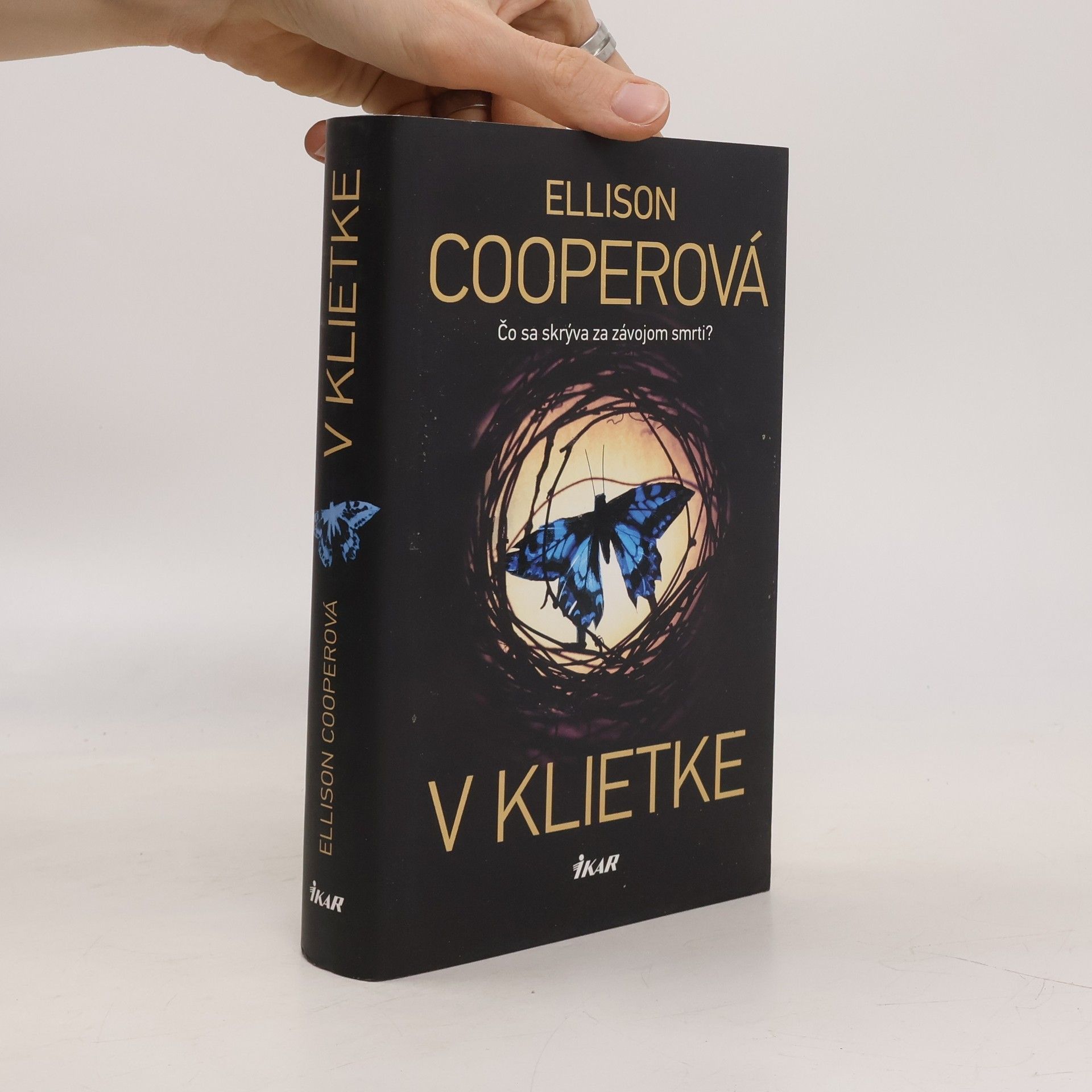 Ellison Cooper V klietke