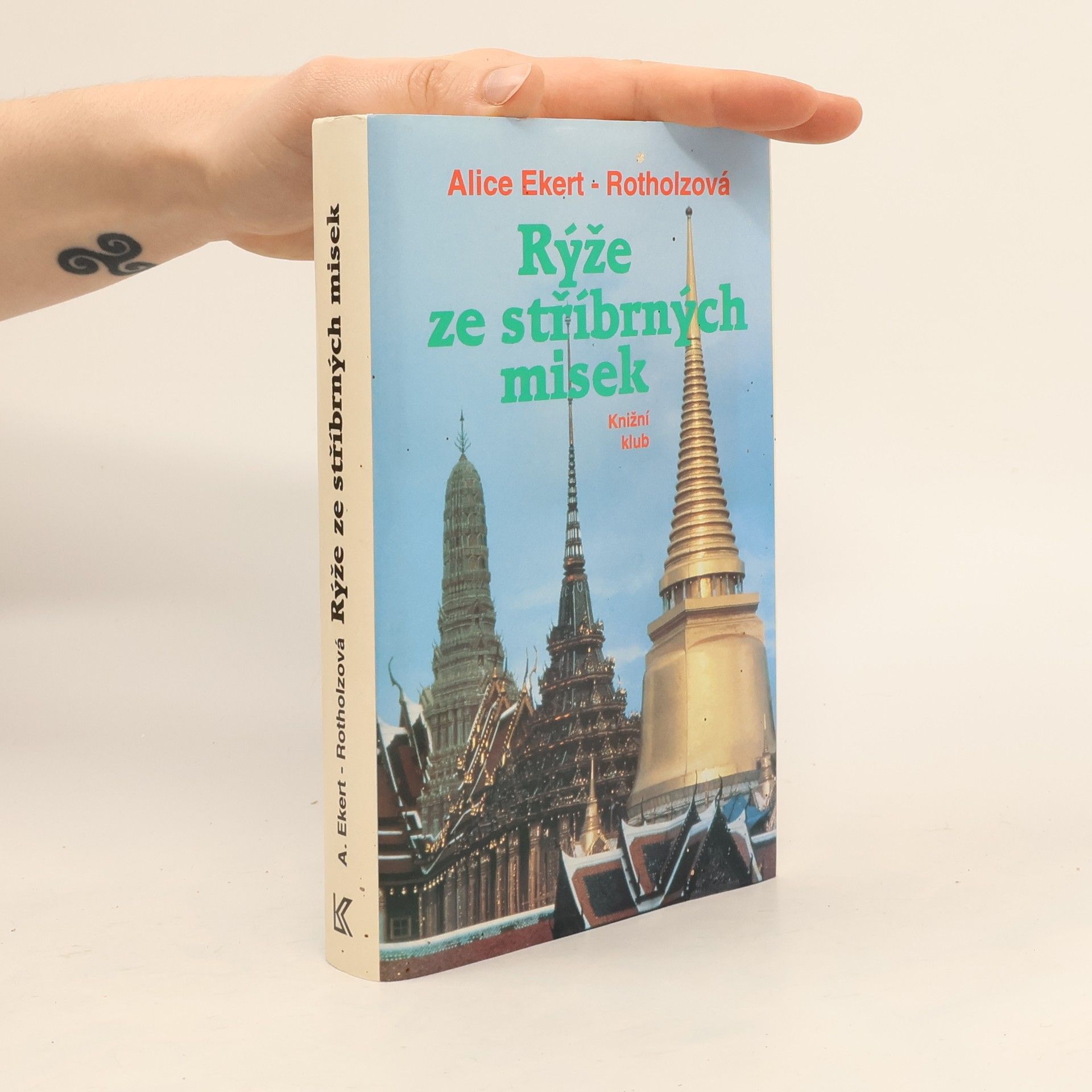 Rýže ze stříbrných misek