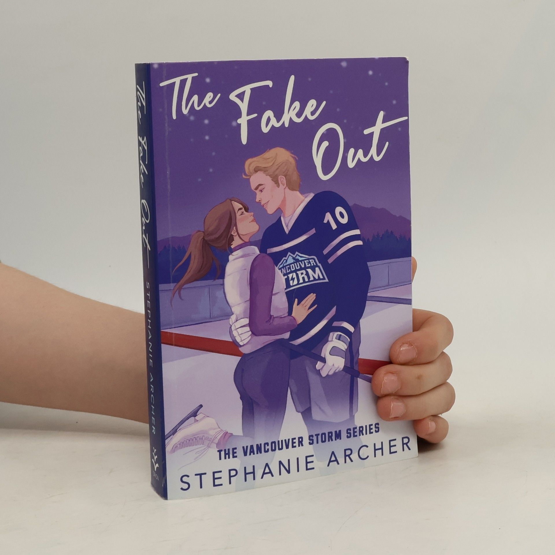 Stephanie Archer The Fake Out