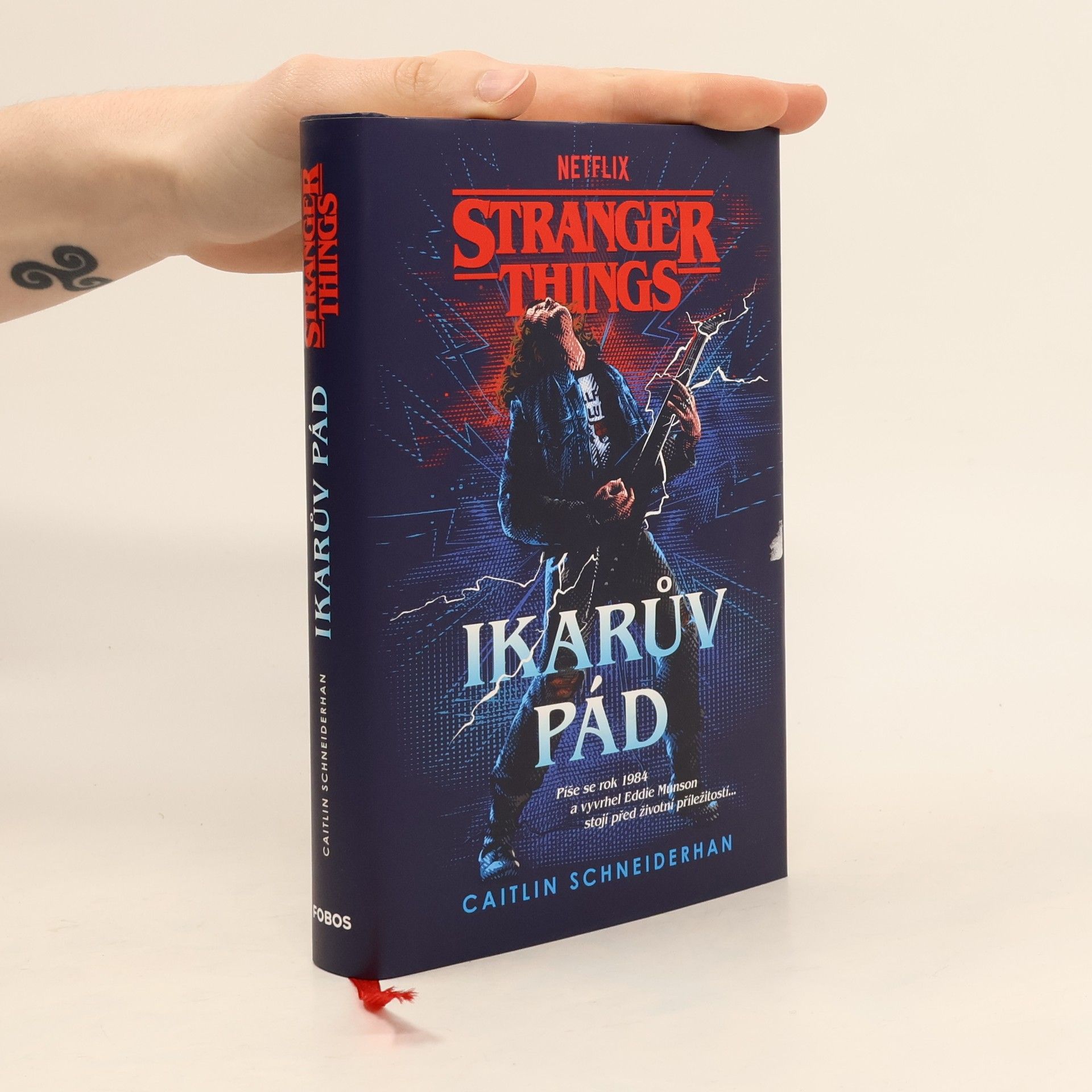 Caitlin Schneiderhan Stranger Things. Ikarův pád