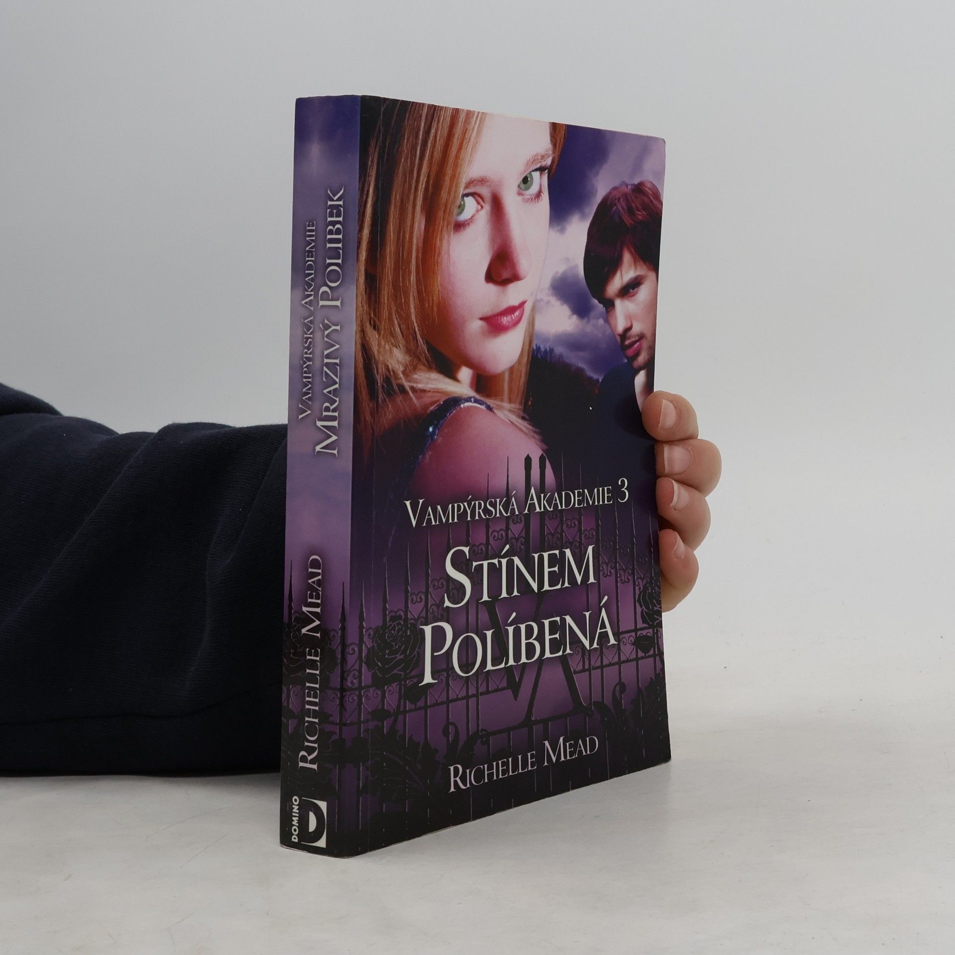 Richelle Mead Vampýrská akademie 3: Stínem políbená.