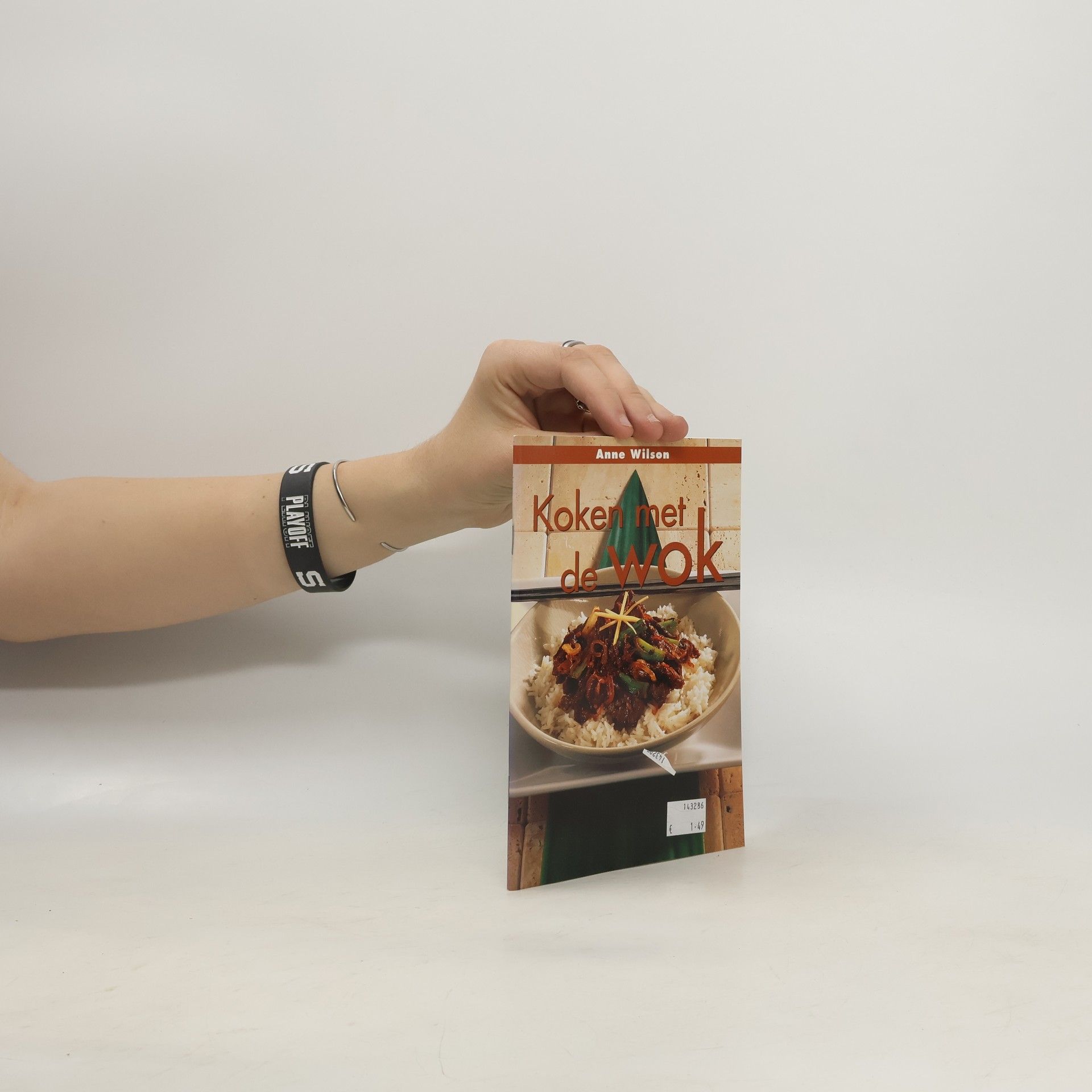 Anne Wilson Koken met de wok