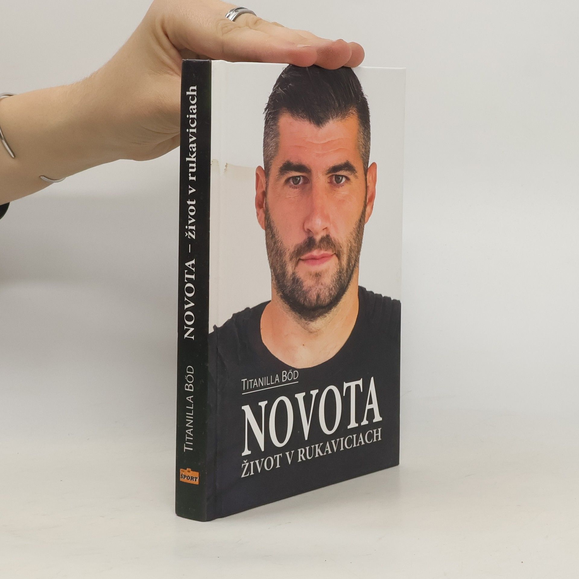 Bőd Titanilla Novota – Život v rukaviciach