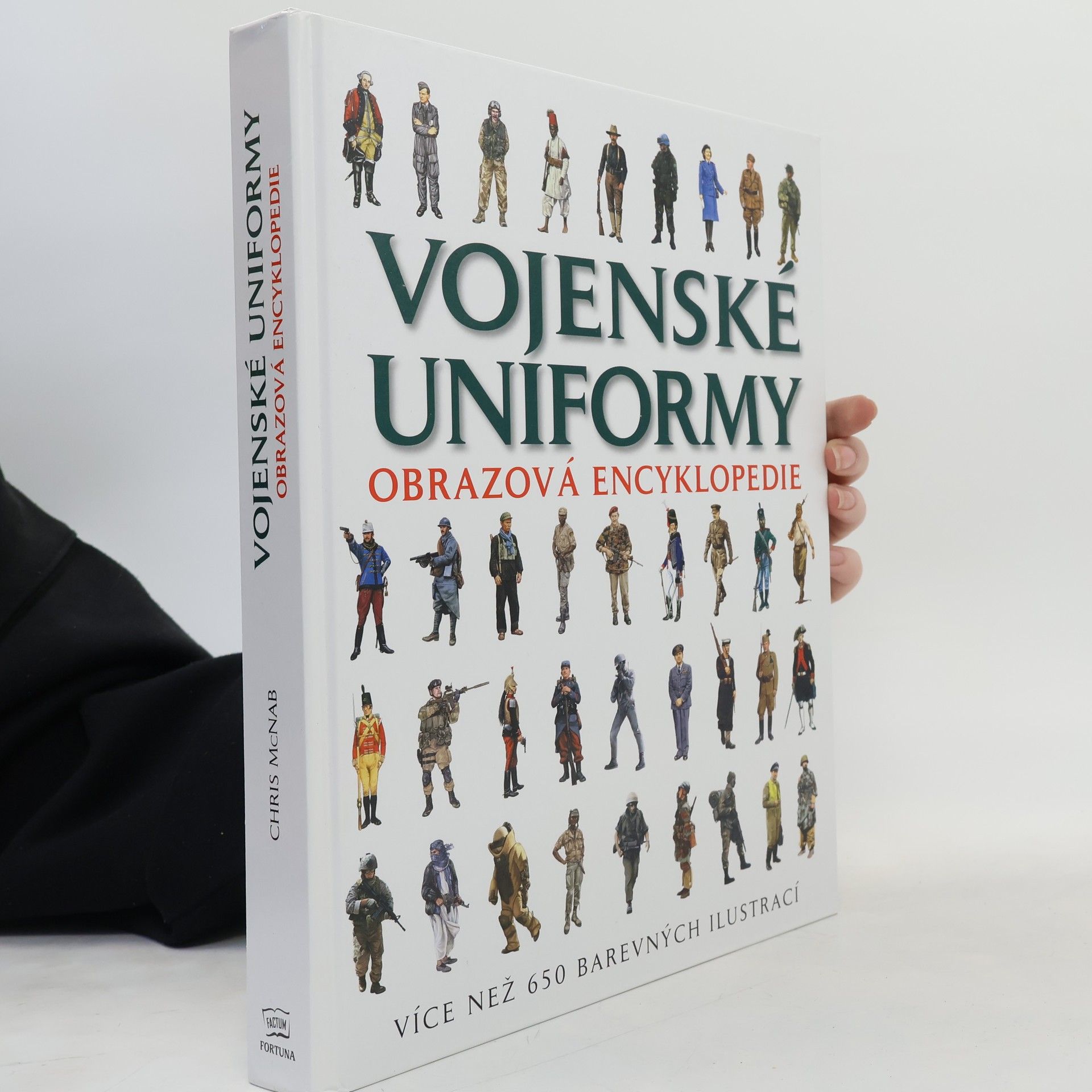 Chris McNab Vojenské uniformy: obrazová encyklopedie