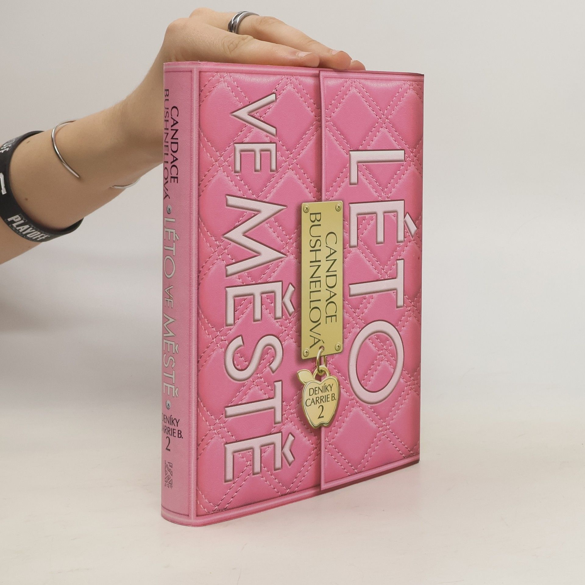 Candace Bushnell Deníky Carrie B. 2, Léto ve městě