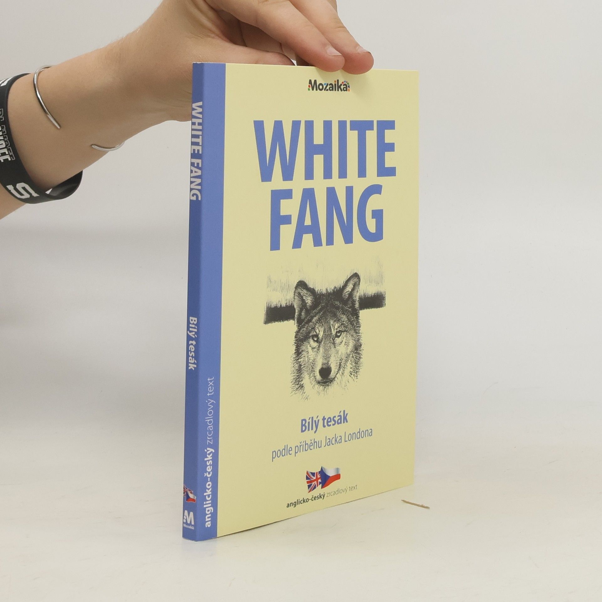 Caroline Castle White fang. Bílý tesák