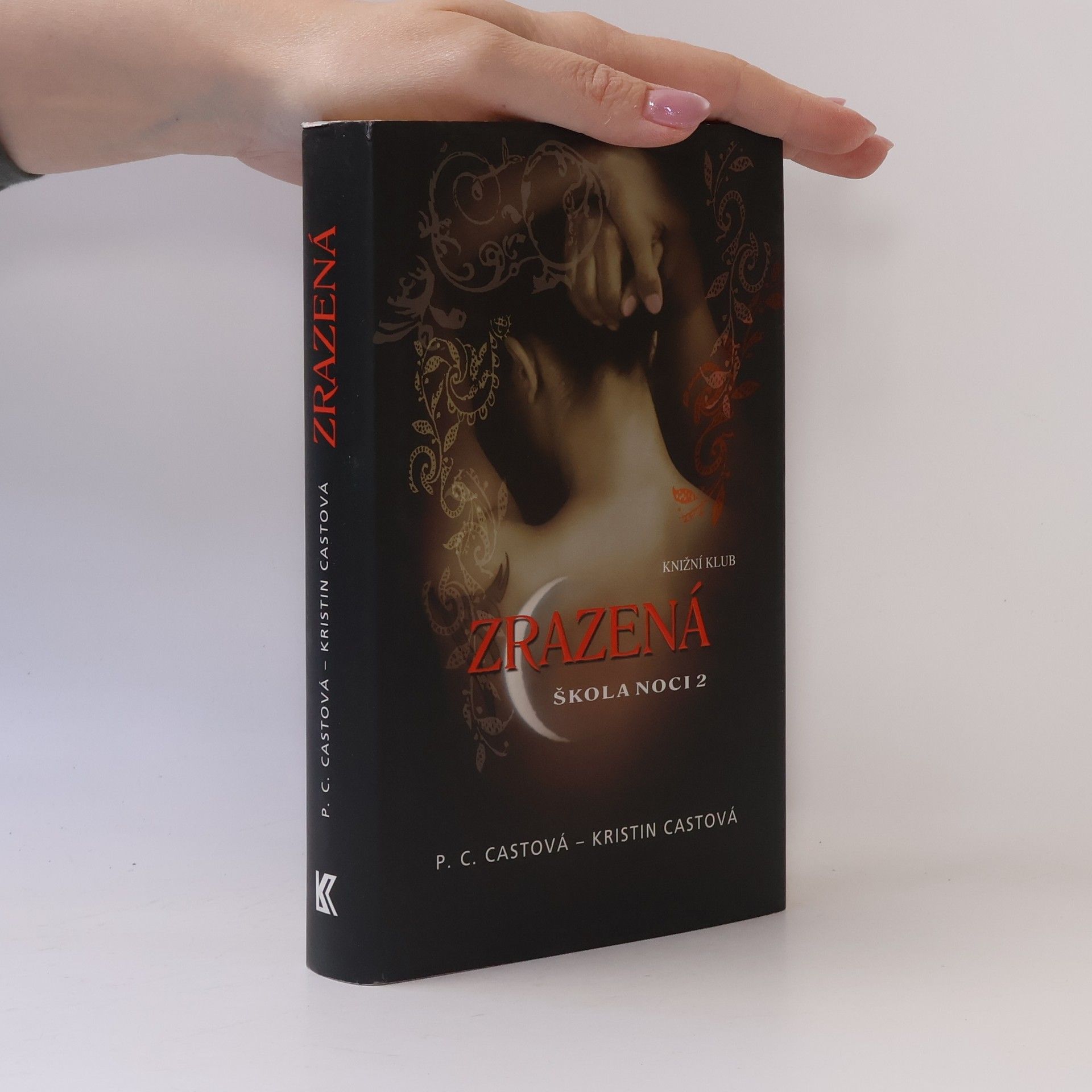 Phyllis Christine Cast Škola noci. 2, Zrazená