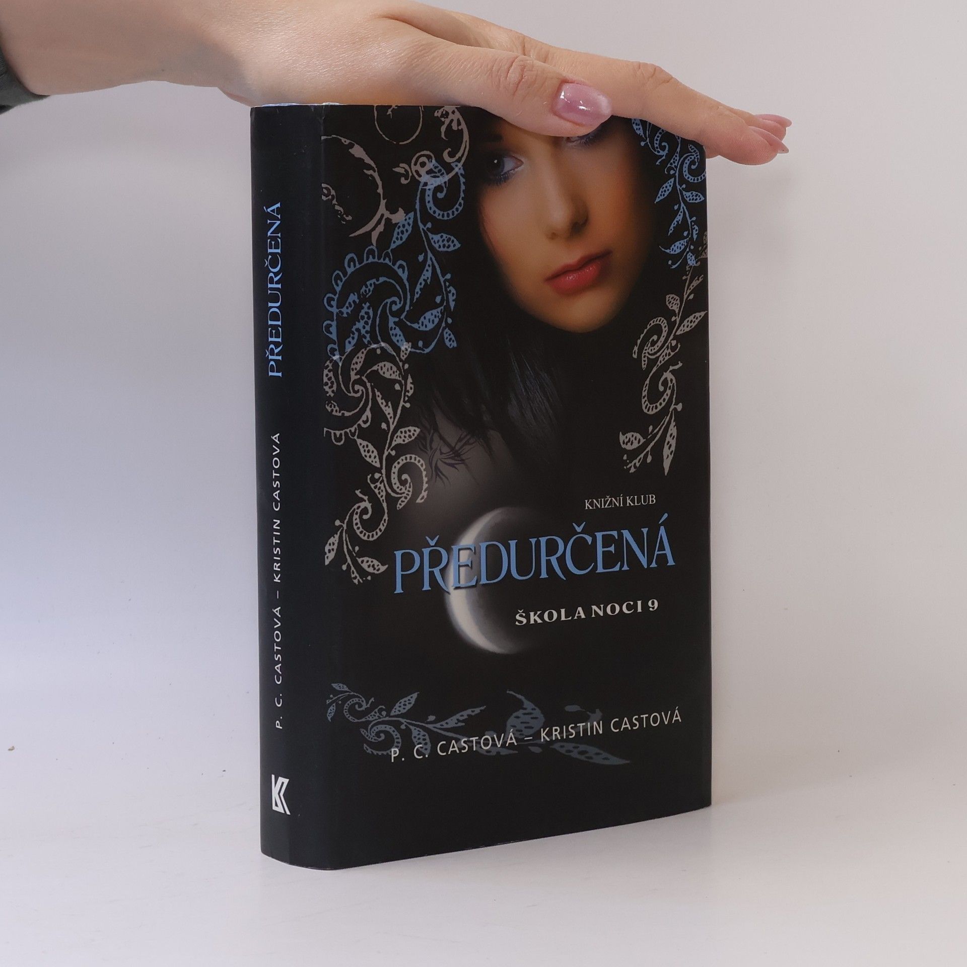 Phyllis Christine Cast Škola noci. 9, Předurčená