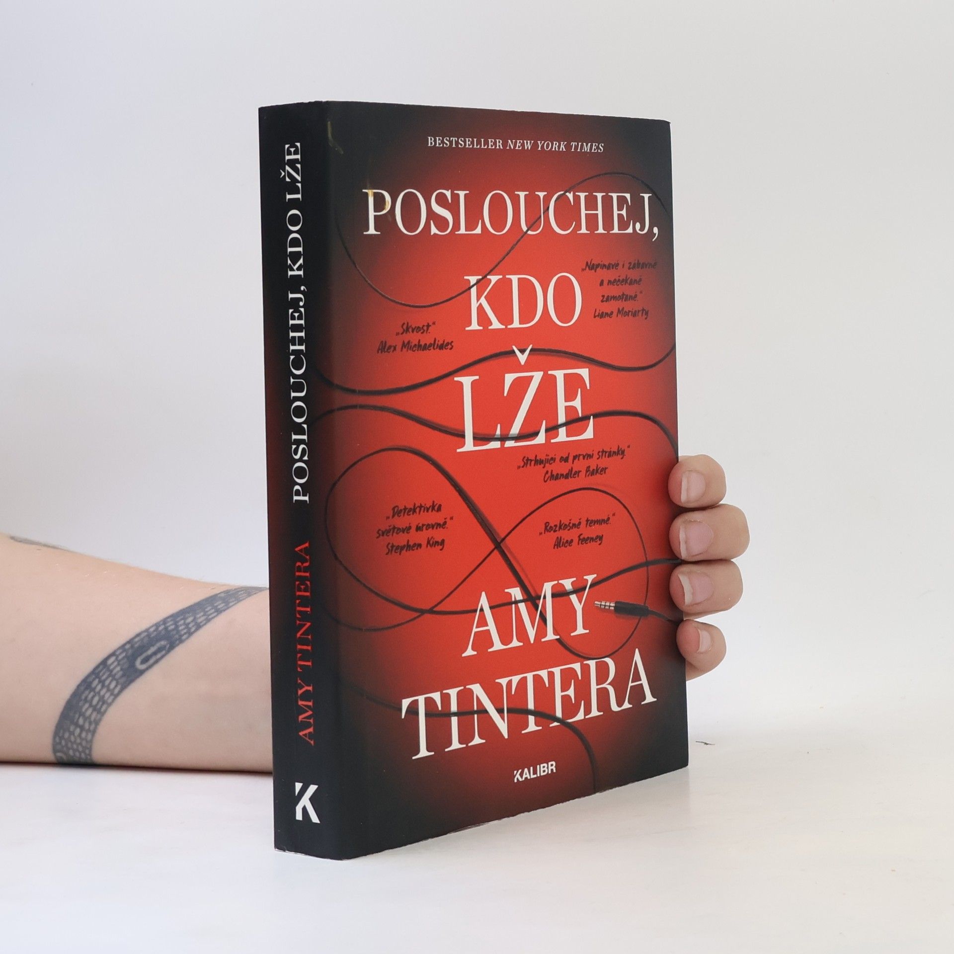 Amy Tintera Poslouchej, kdo lže