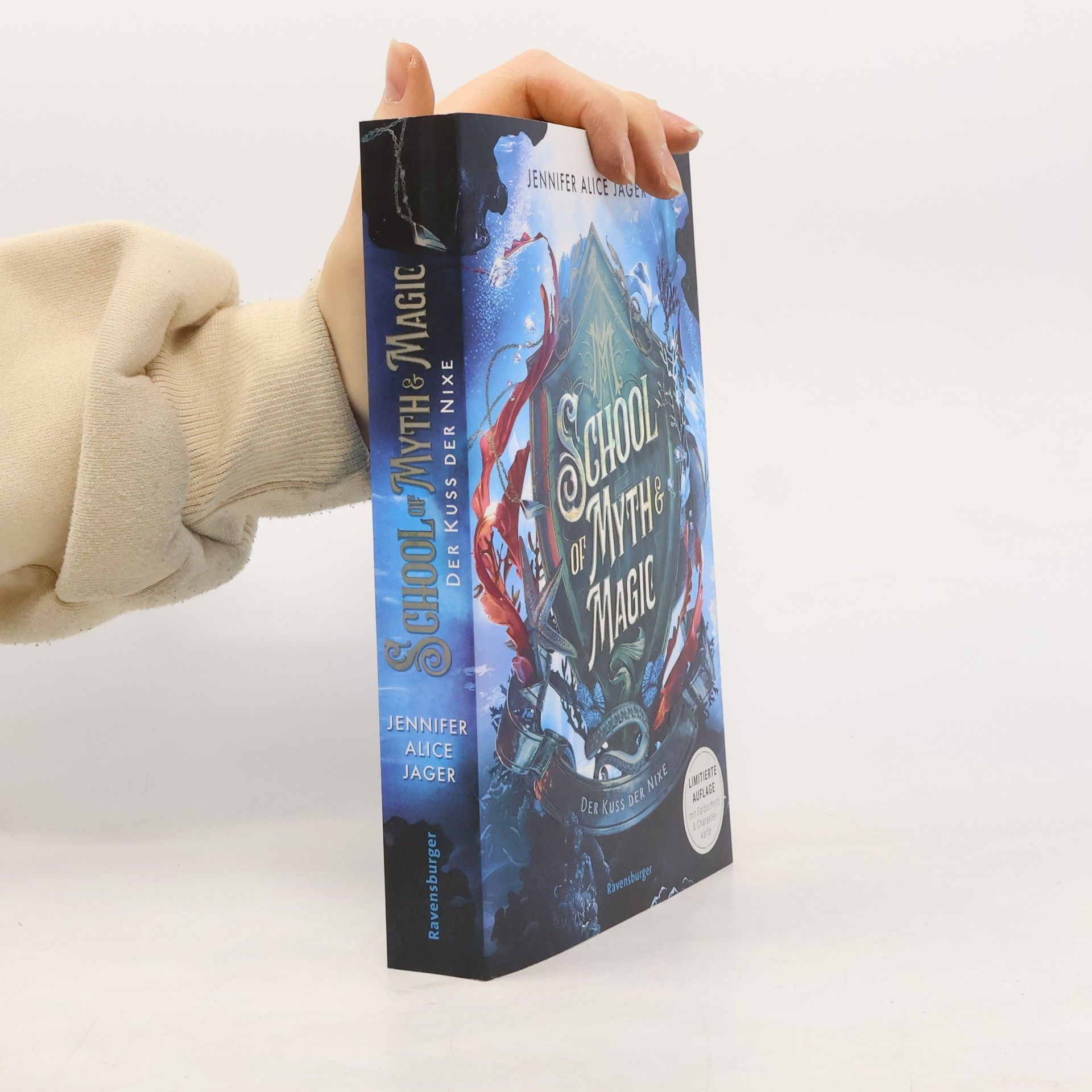 Jennifer Alice Jager School of Myth & Magic, Band 1: Der Kuss der Nixe (Limitierte Auflage mit Farbschnitt und Charakterkarte)