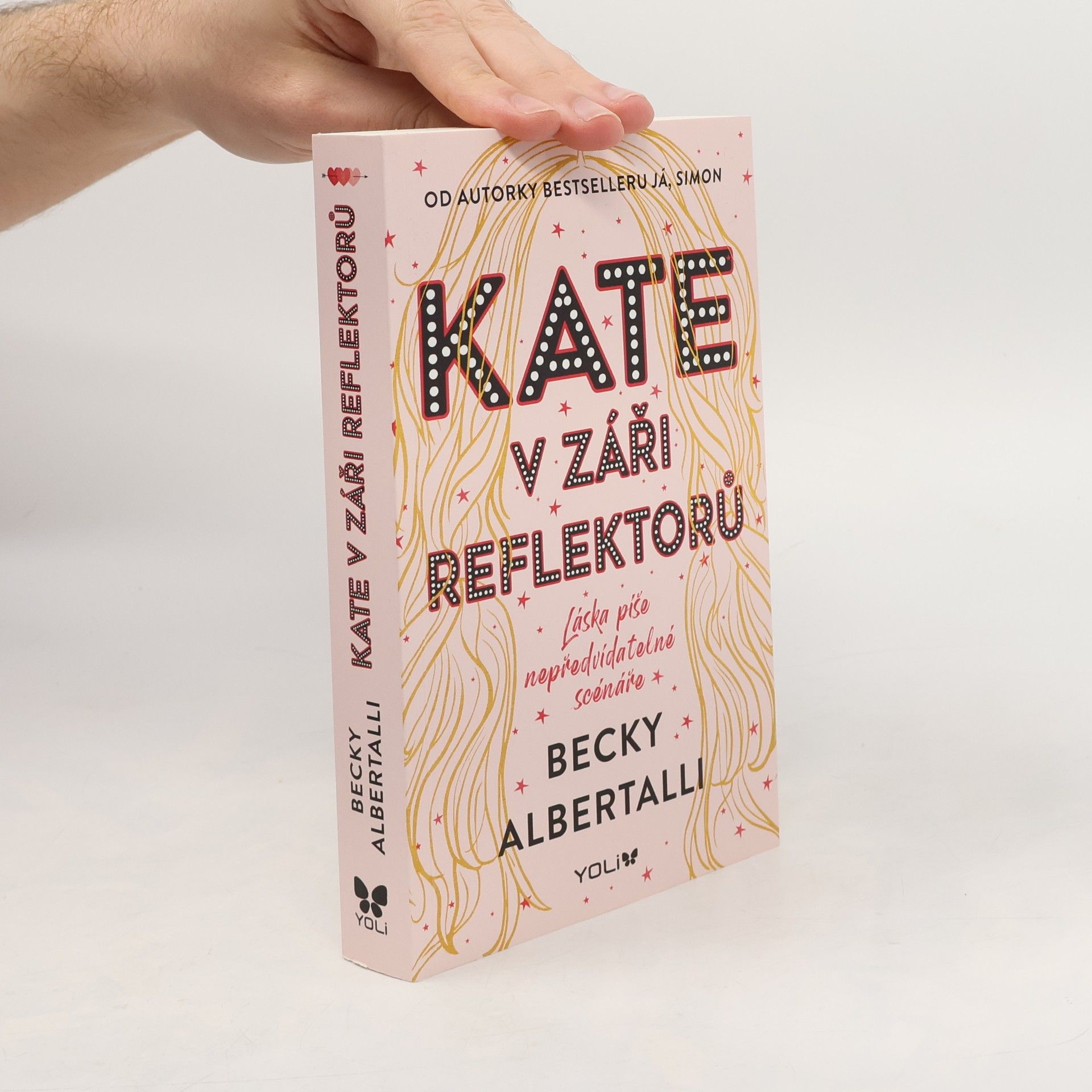 Becky Albertalli Kate v záři reflektorů
