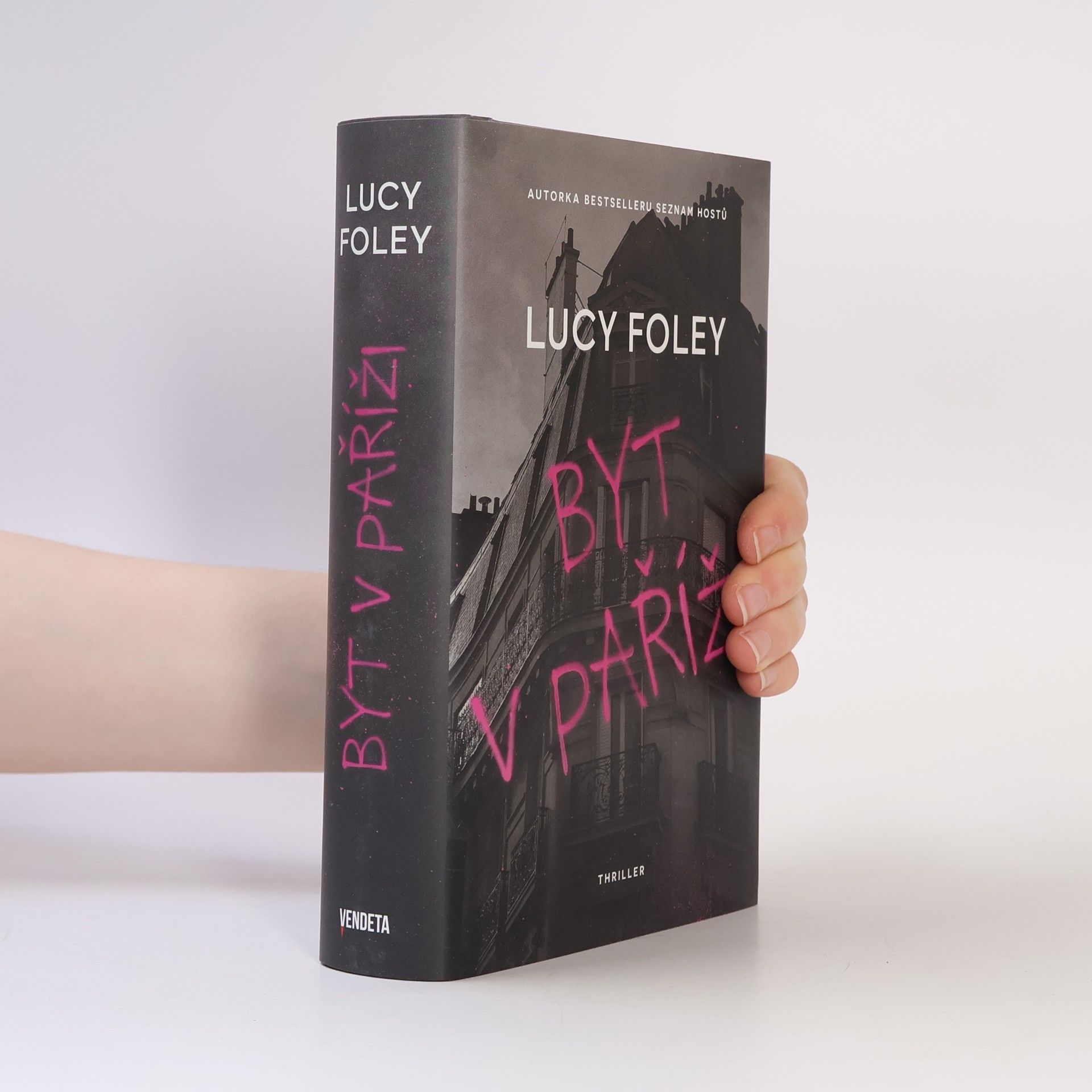 Lucy Foley Byt v Paříži